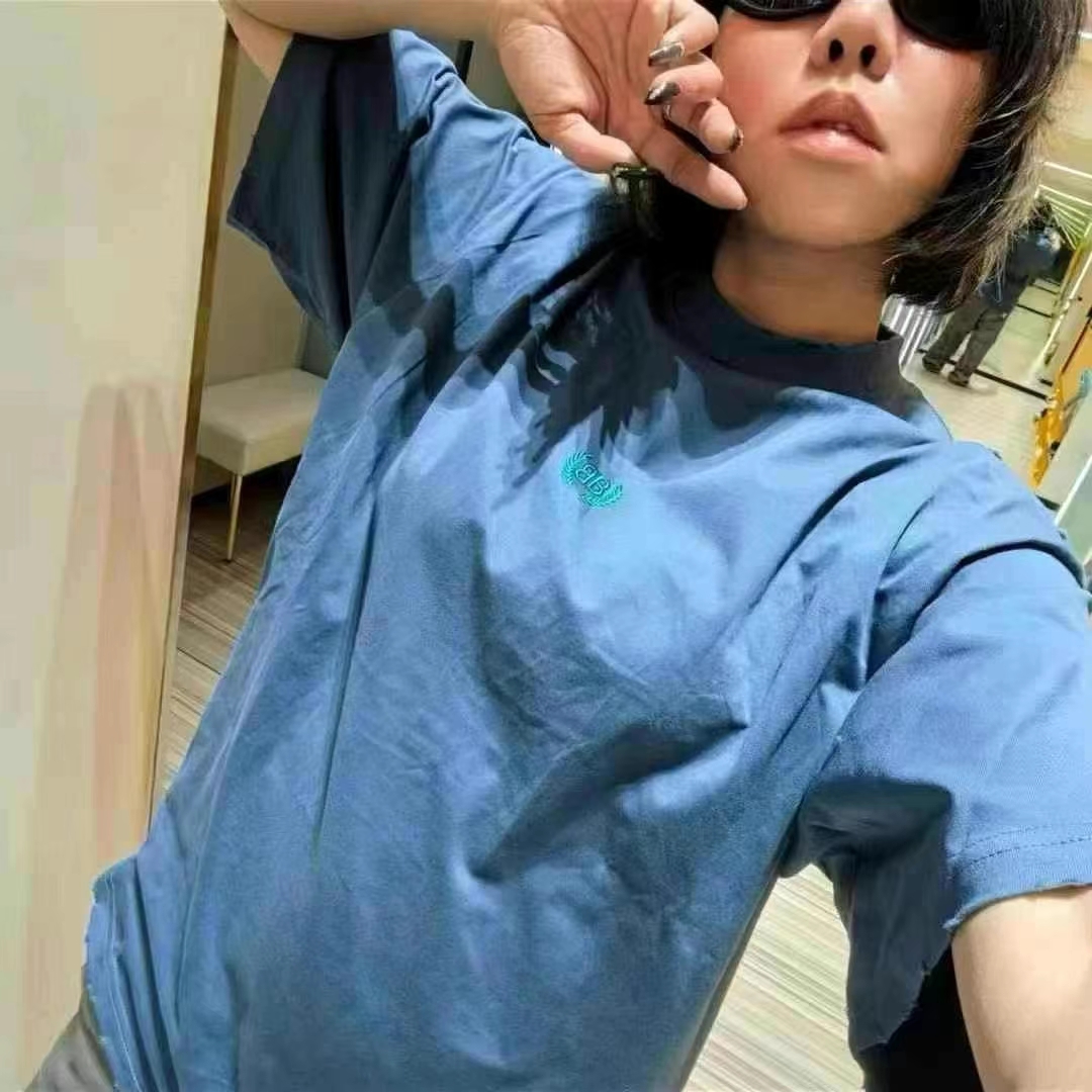 NO:162667,BLCG wheat ear letter embroidered short-sleeved T-shirt is made of 24s double yarn retro jersey knitted fabric, 180g; matched with 32s double yarn 1*1 thread, 340g.24s fabric is a medium thick thread, suitable for creating thick and crisp fabrics, with a slightly rough texture, which conforms to the 