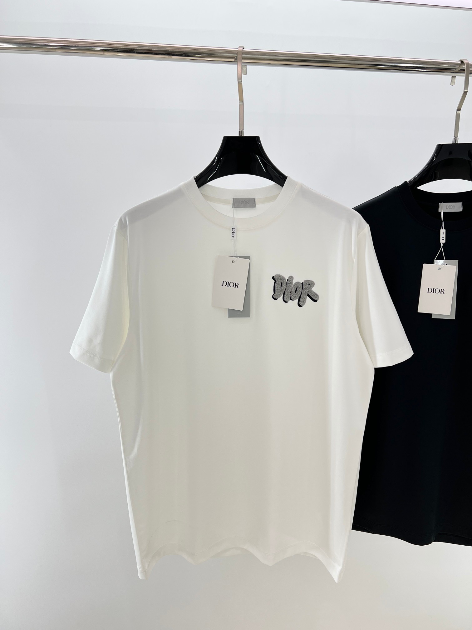  小迪毛巾绣花工艺标识情侣款短袖
 重温经典~高级感拉满的Di**毛巾绣短袖来了！胸前立体“DI**”毛