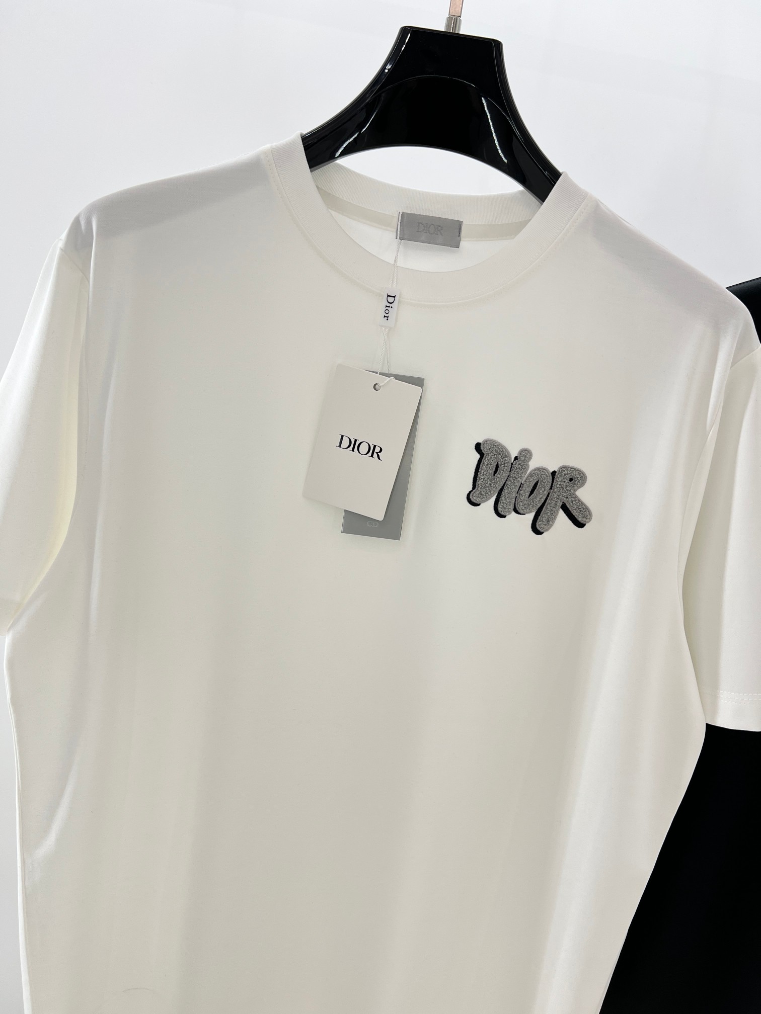  小迪毛巾绣花工艺标识情侣款短袖
 重温经典~高级感拉满的Di**毛巾绣短袖来了！胸前立体“DI**”毛