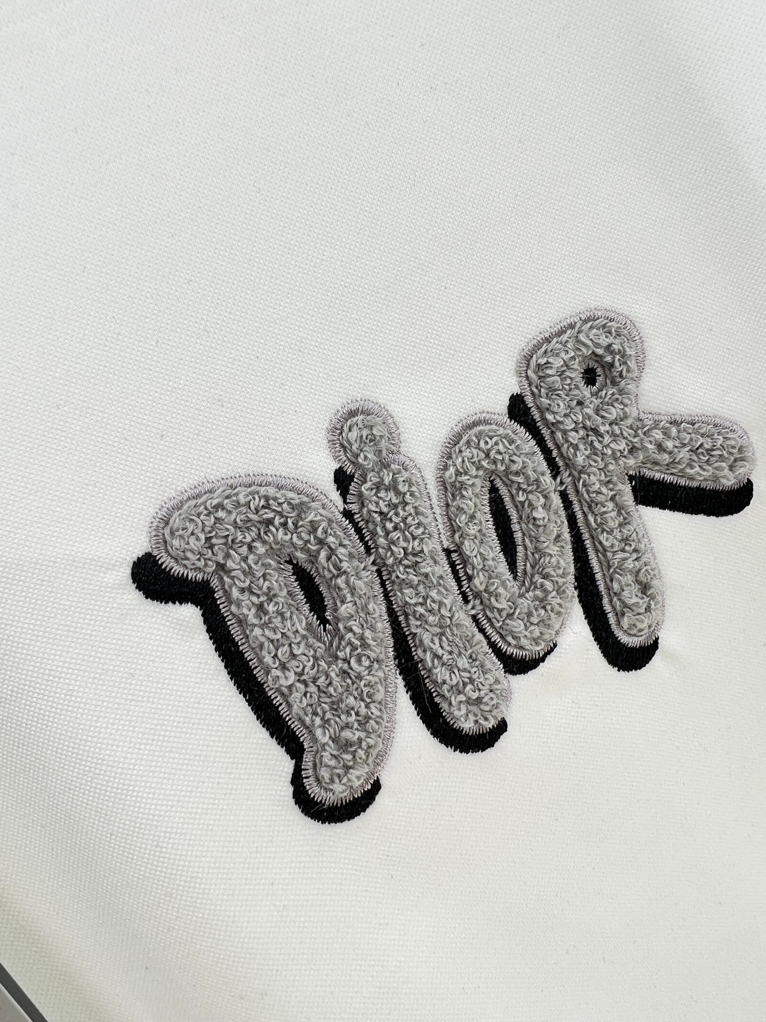  小迪毛巾绣花工艺标识情侣款短袖
 重温经典~高级感拉满的Di**毛巾绣短袖来了！胸前立体“DI**”毛