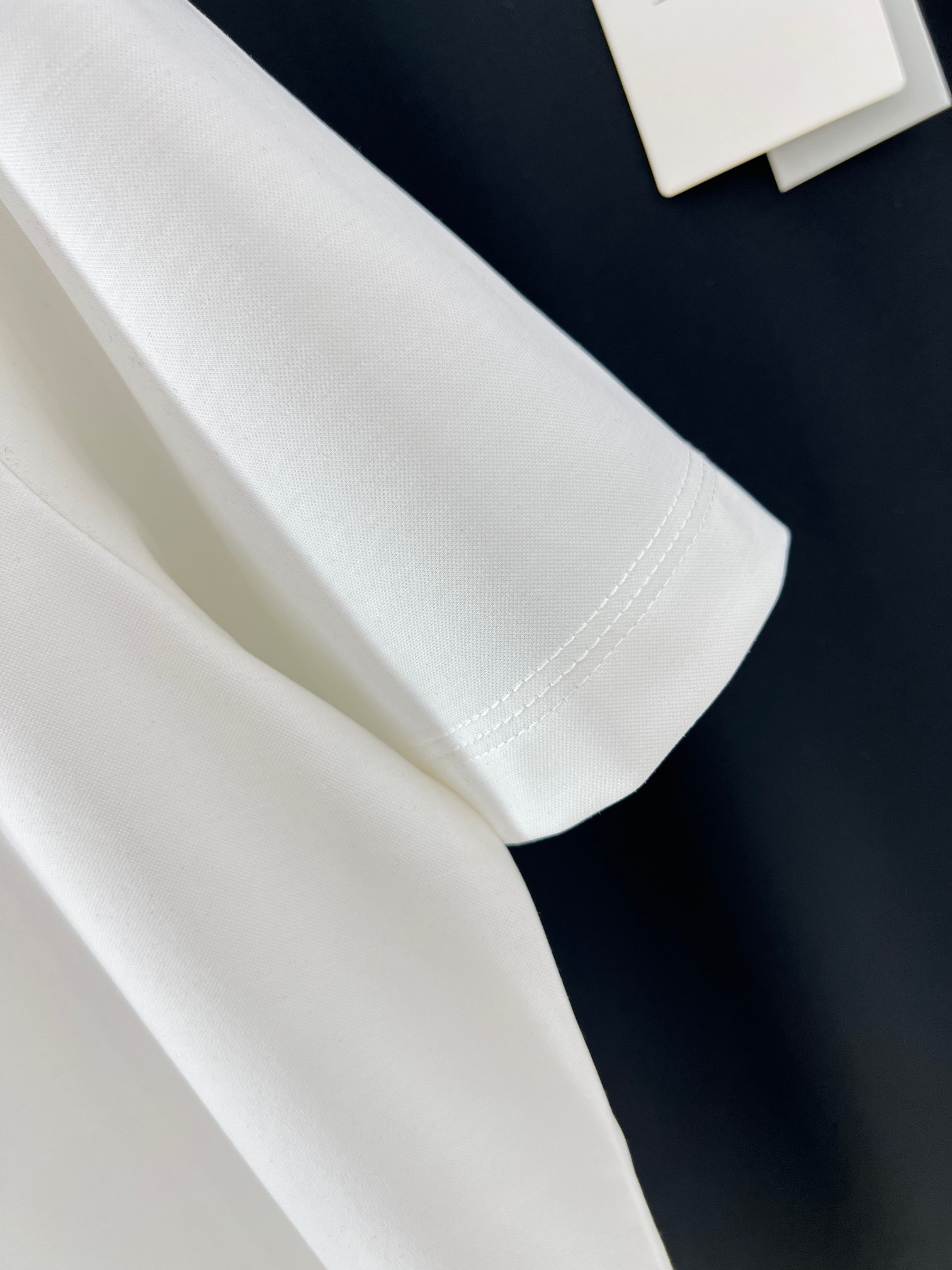  小迪毛巾绣花工艺标识情侣款短袖
 重温经典~高级感拉满的Di**毛巾绣短袖来了！胸前立体“DI**”毛