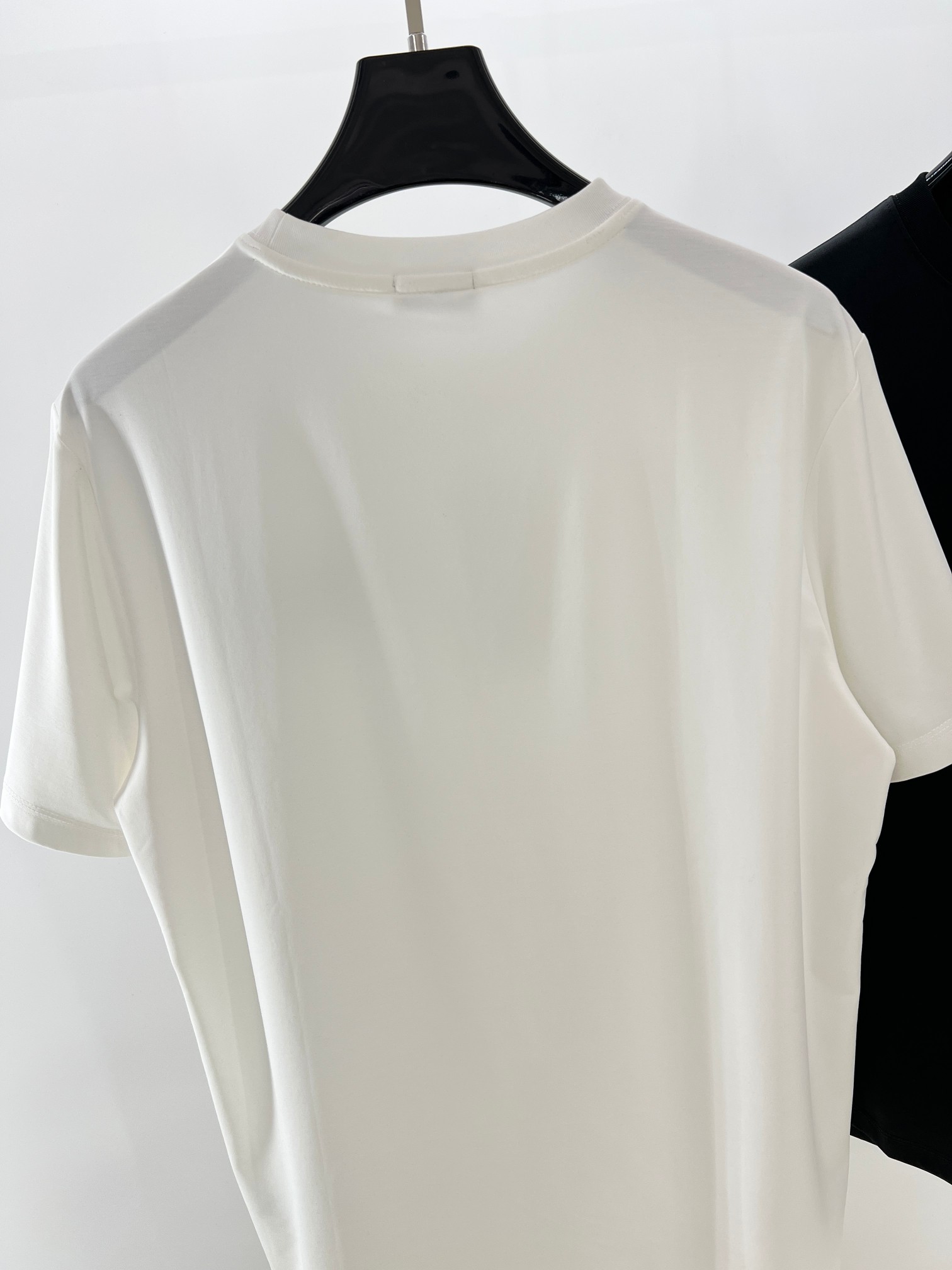  小迪毛巾绣花工艺标识情侣款短袖
 重温经典~高级感拉满的Di**毛巾绣短袖来了！胸前立体“DI**”毛