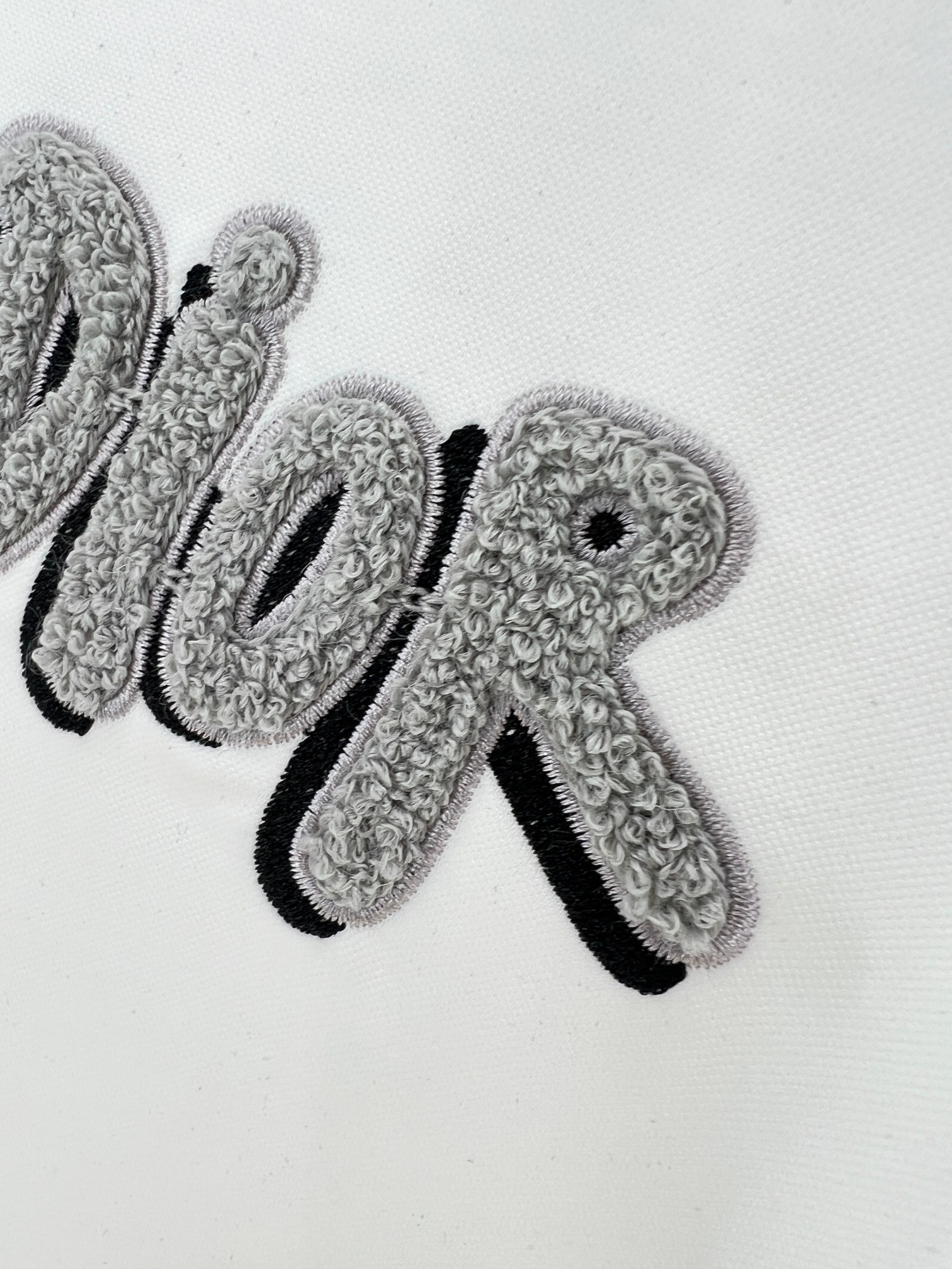  小迪毛巾绣花工艺标识情侣款短袖
 重温经典~高级感拉满的Di**毛巾绣短袖来了！胸前立体“DI**”毛