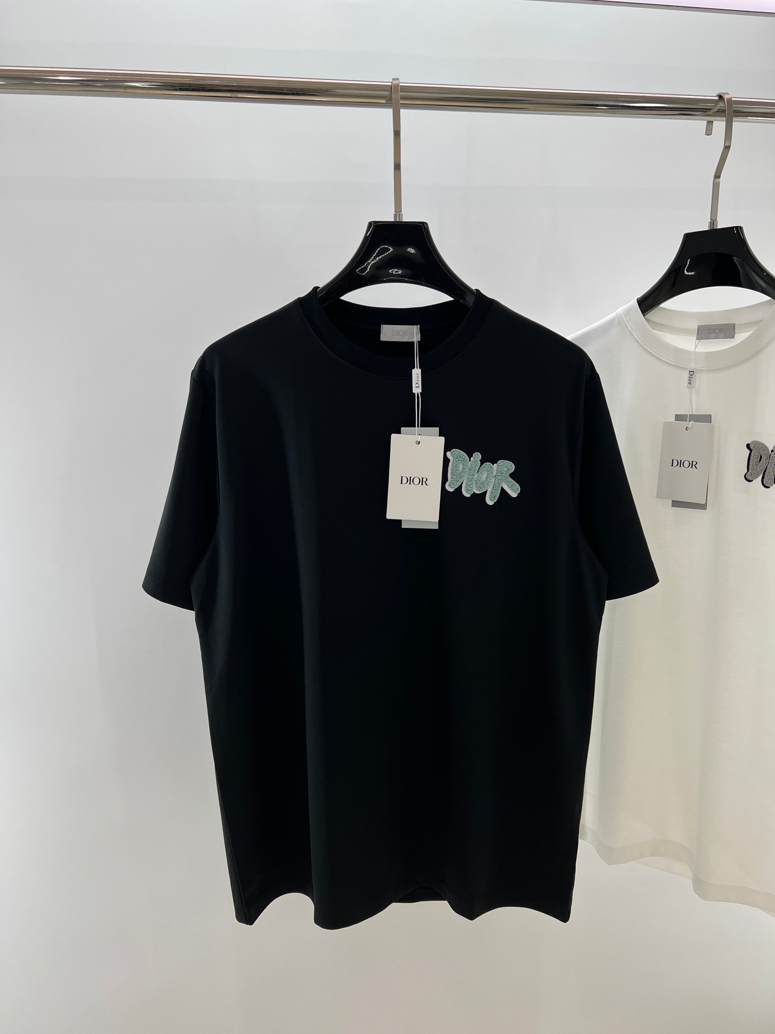  小迪毛巾绣花工艺标识情侣款短袖
 重温经典~高级感拉满的Di**毛巾绣短袖来了！胸前立体“DI**”毛