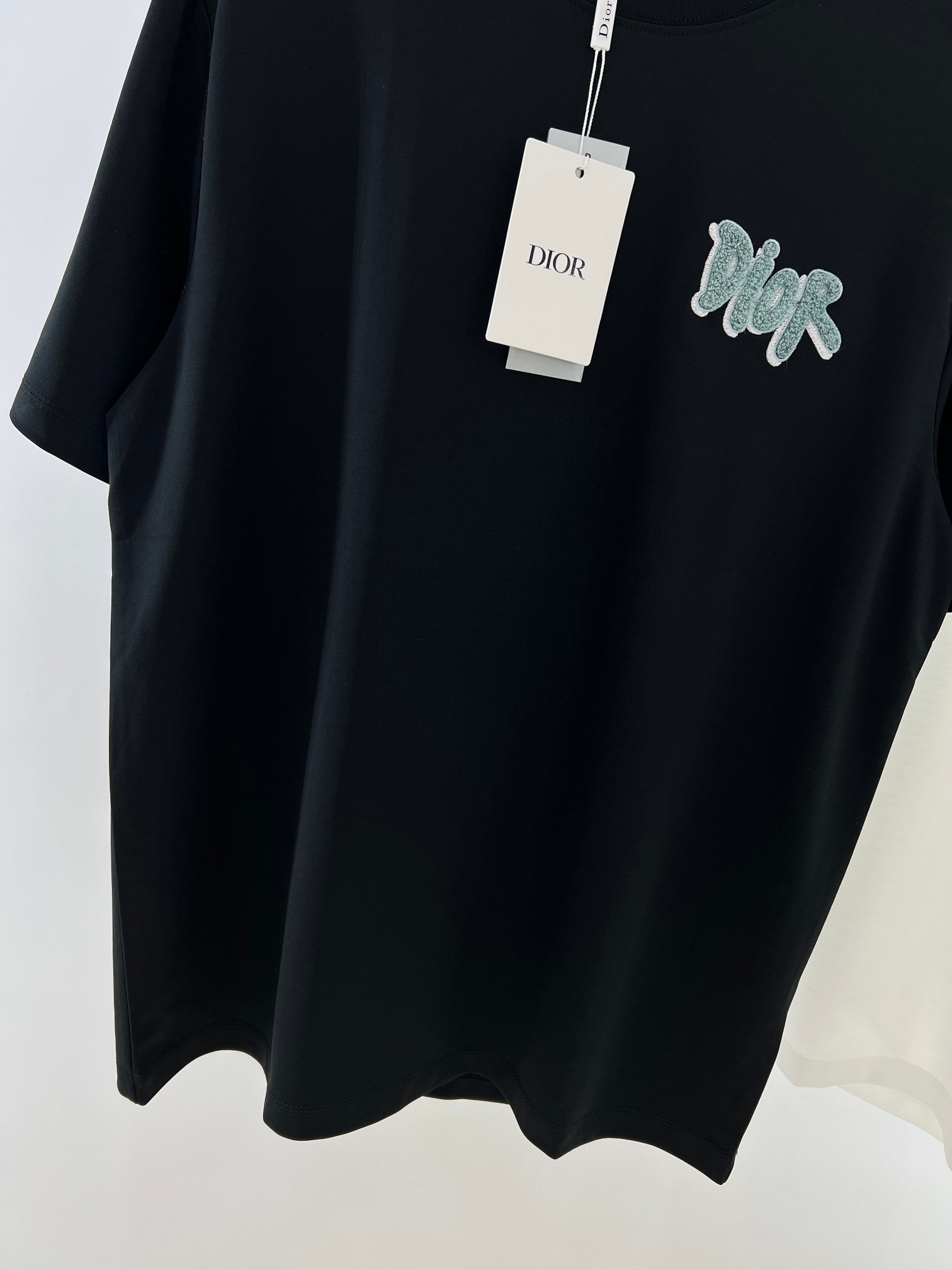  小迪毛巾绣花工艺标识情侣款短袖
 重温经典~高级感拉满的Di**毛巾绣短袖来了！胸前立体“DI**”毛