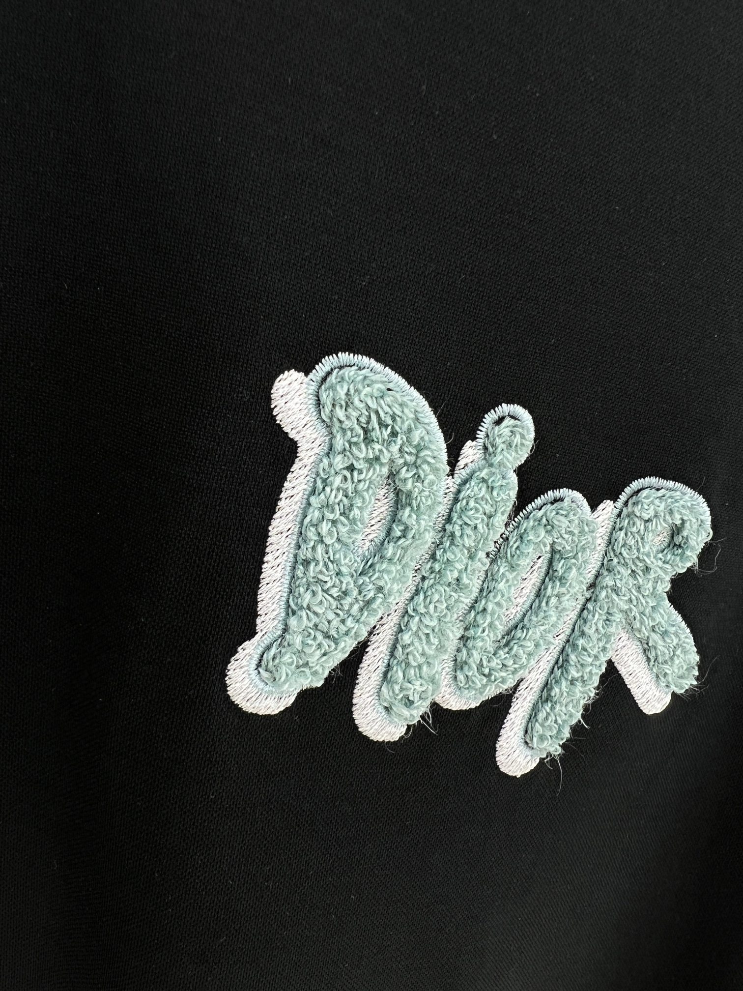  小迪毛巾绣花工艺标识情侣款短袖
 重温经典~高级感拉满的Di**毛巾绣短袖来了！胸前立体“DI**”毛