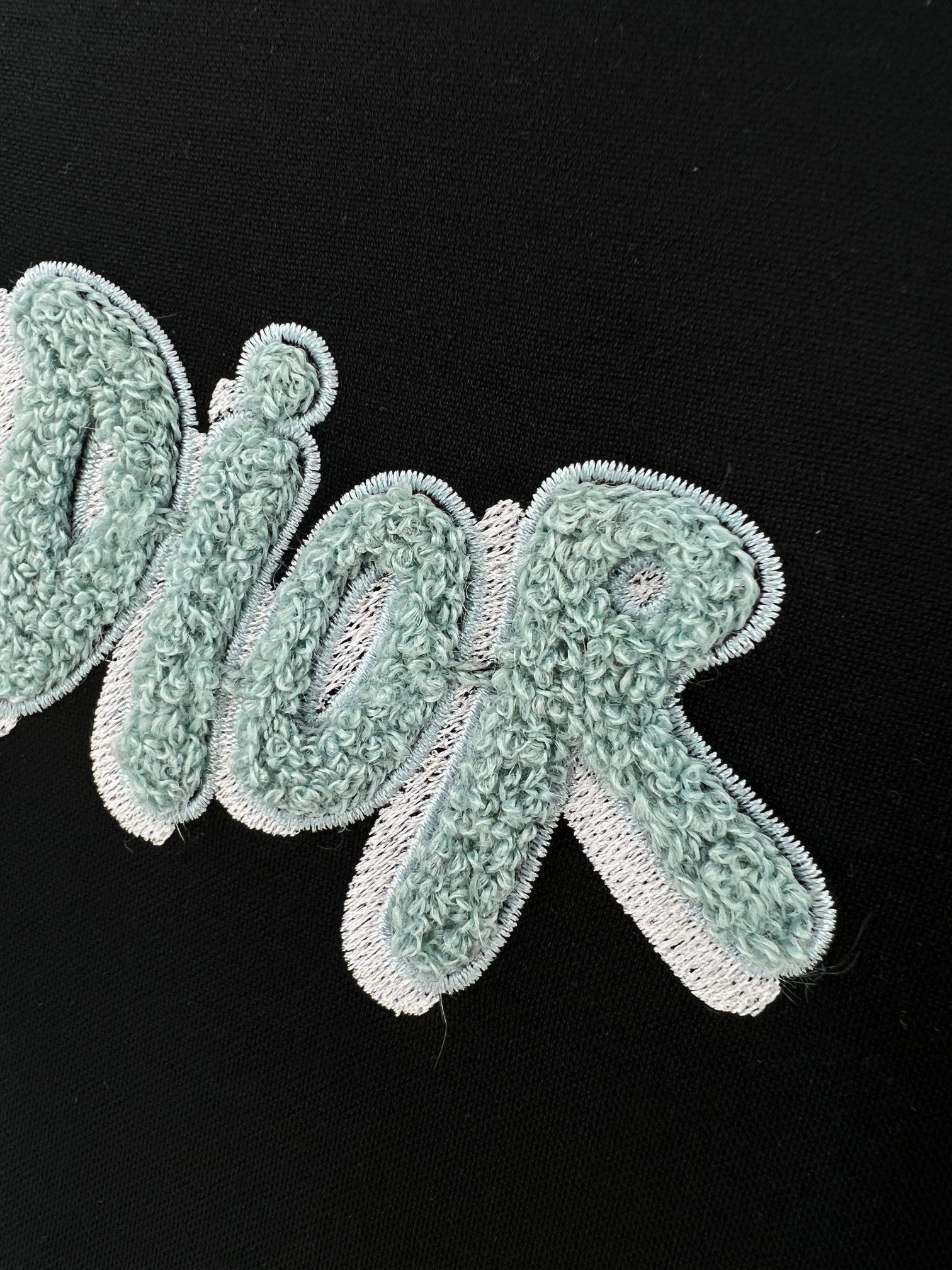  小迪毛巾绣花工艺标识情侣款短袖
 重温经典~高级感拉满的Di**毛巾绣短袖来了！胸前立体“DI**”毛