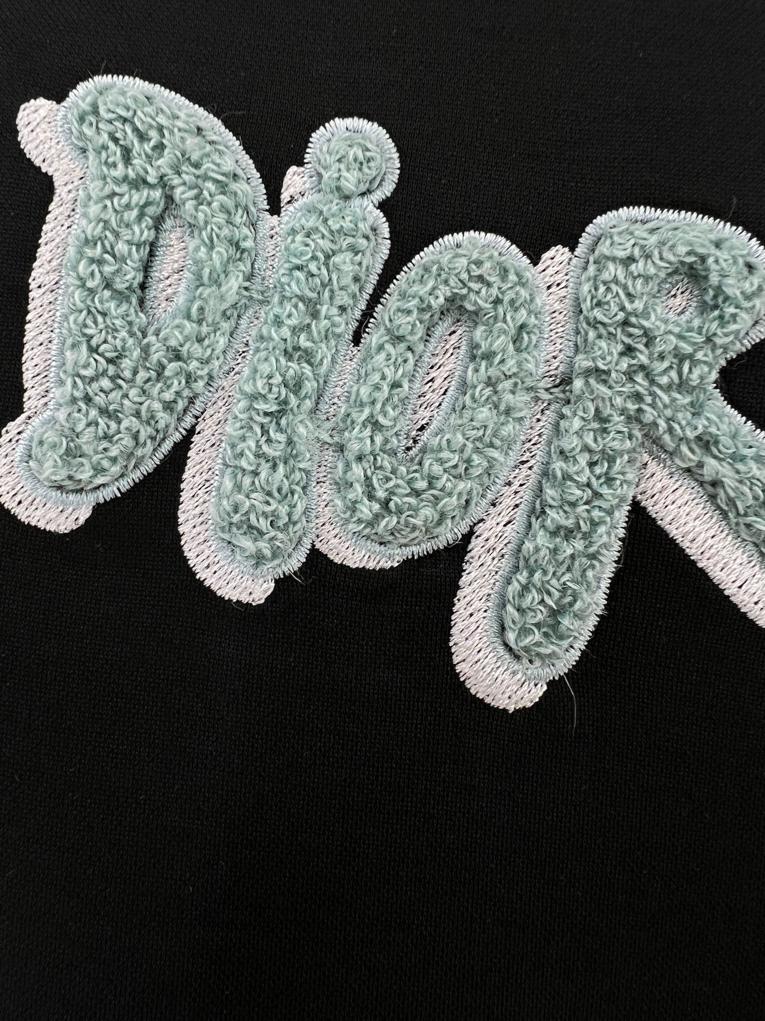  小迪毛巾绣花工艺标识情侣款短袖
 重温经典~高级感拉满的Di**毛巾绣短袖来了！胸前立体“DI**”毛