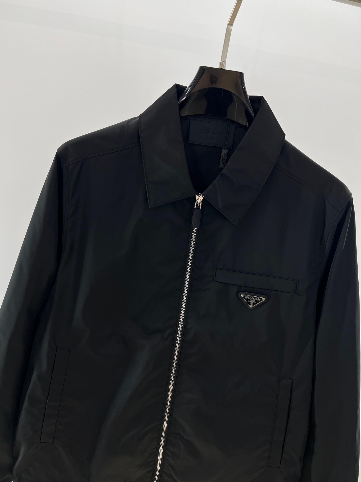  Pra三角标logo长袖夹克衫外套
开发面料为定制高密再生尼龙 定制的 五金独家定制质感拉满 P家的这