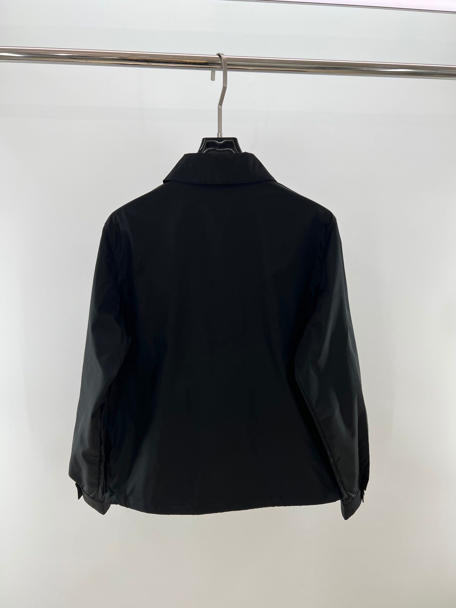  Pra三角标logo长袖夹克衫外套
开发面料为定制高密再生尼龙 定制的 五金独家定制质感拉满 P家的这