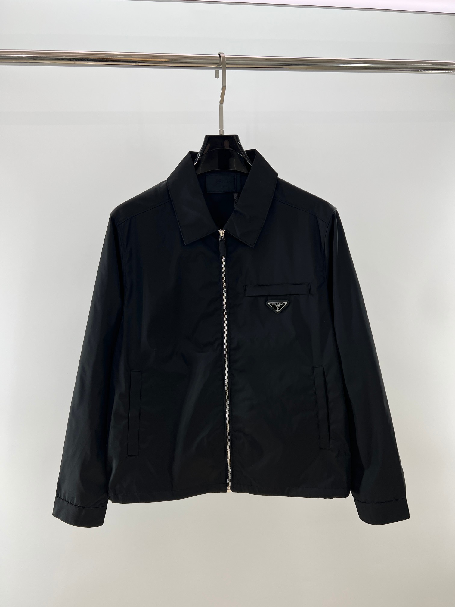  Pra三角标logo长袖夹克衫外套
开发面料为定制高密再生尼龙 定制的 五金独家定制质感拉满 P家的这