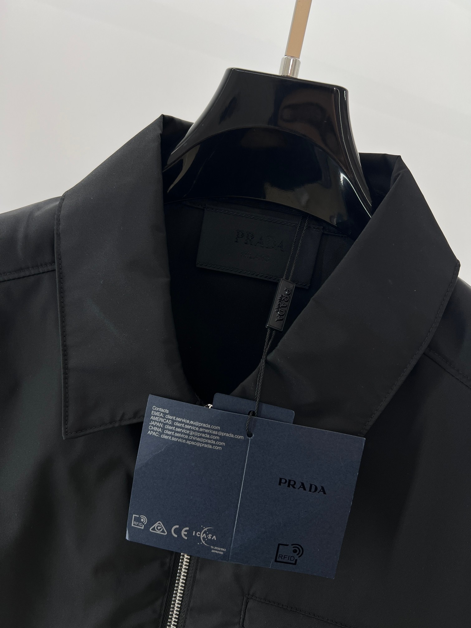  Pra三角标logo长袖夹克衫外套
开发面料为定制高密再生尼龙 定制的 五金独家定制质感拉满 P家的这