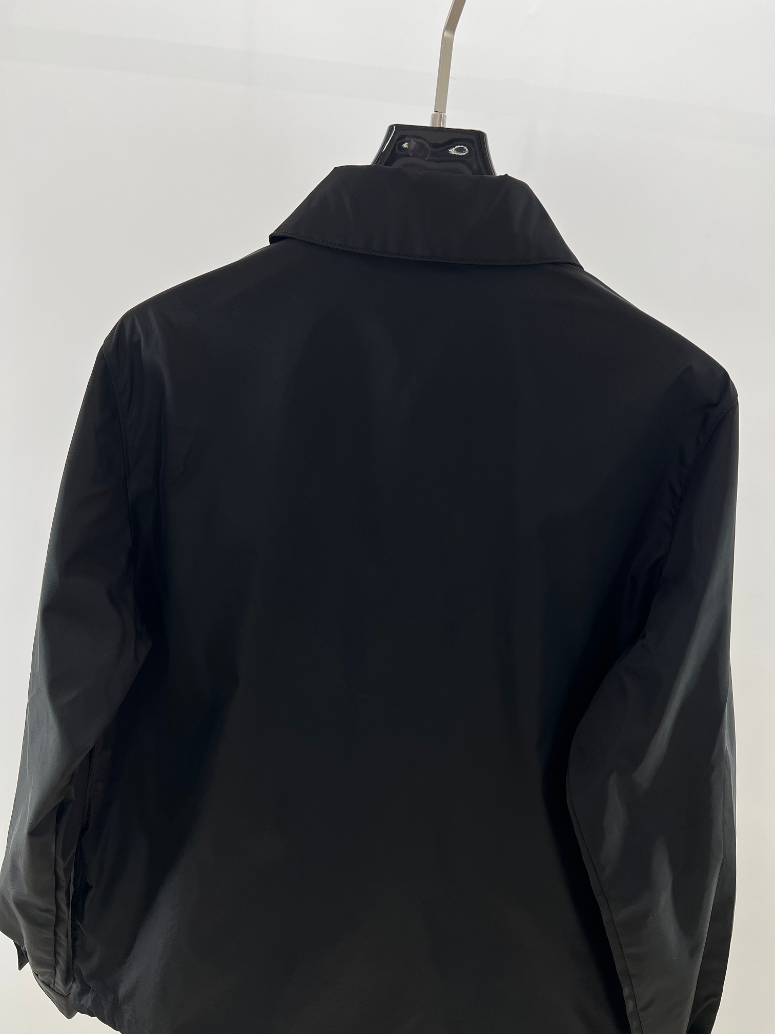  Pra三角标logo长袖夹克衫外套
开发面料为定制高密再生尼龙 定制的 五金独家定制质感拉满 P家的这