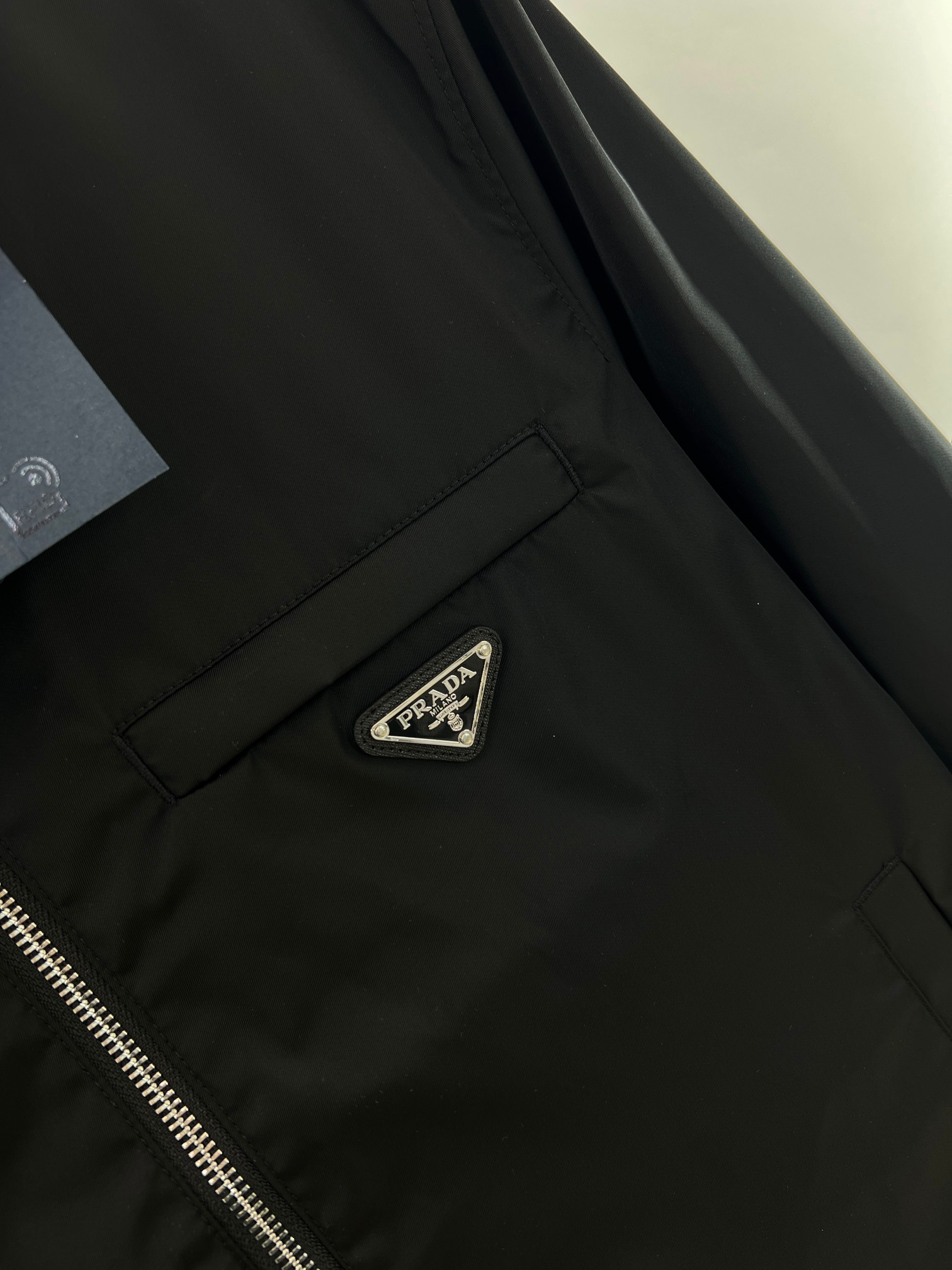  Pra三角标logo长袖夹克衫外套
开发面料为定制高密再生尼龙 定制的 五金独家定制质感拉满 P家的这