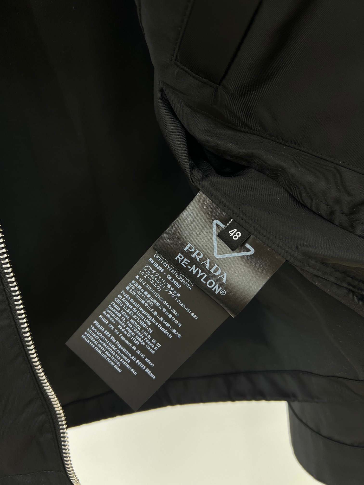  Pra三角标logo长袖夹克衫外套
开发面料为定制高密再生尼龙 定制的 五金独家定制质感拉满 P家的这