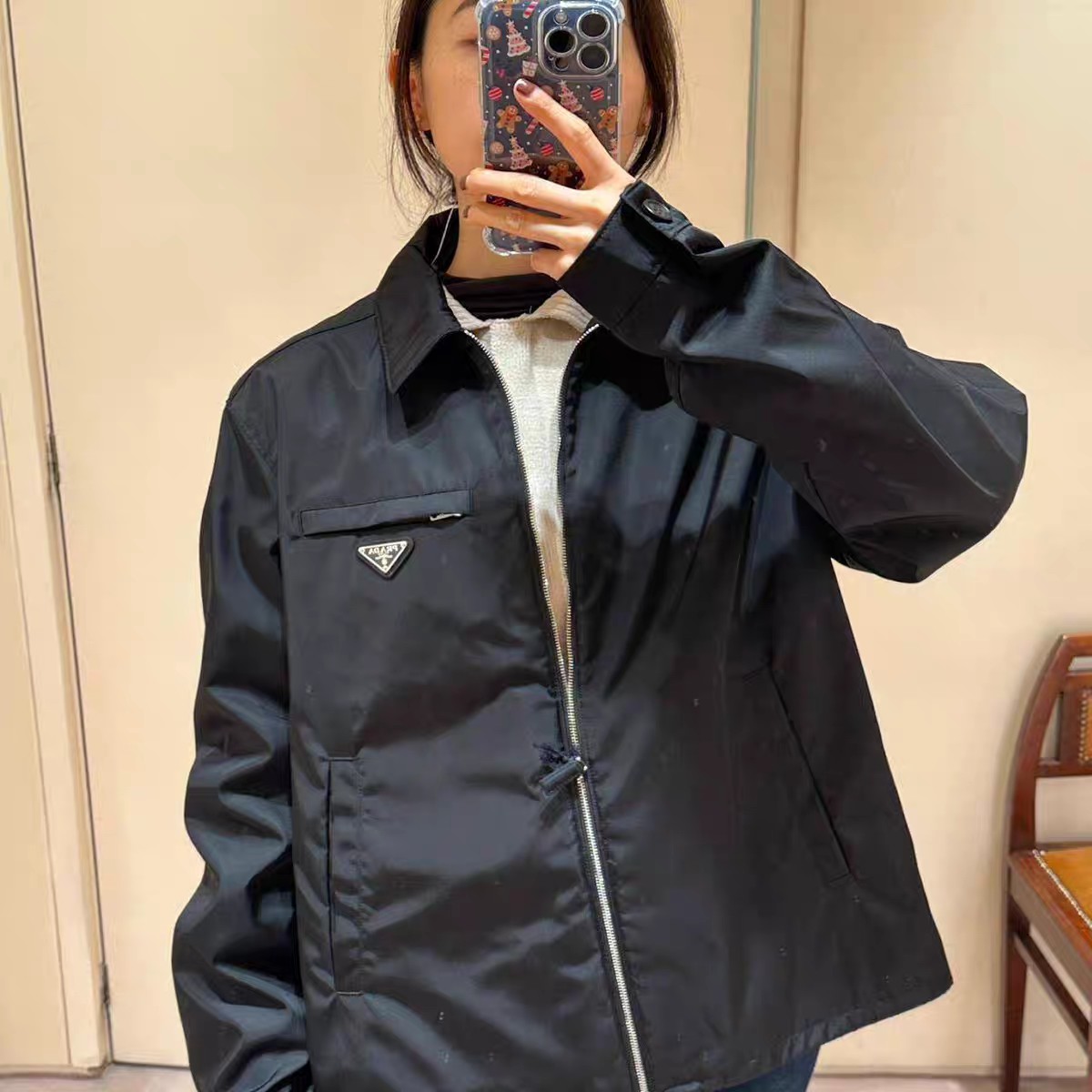  Pra三角标logo长袖夹克衫外套
开发面料为定制高密再生尼龙 定制的 五金独家定制质感拉满 P家的这