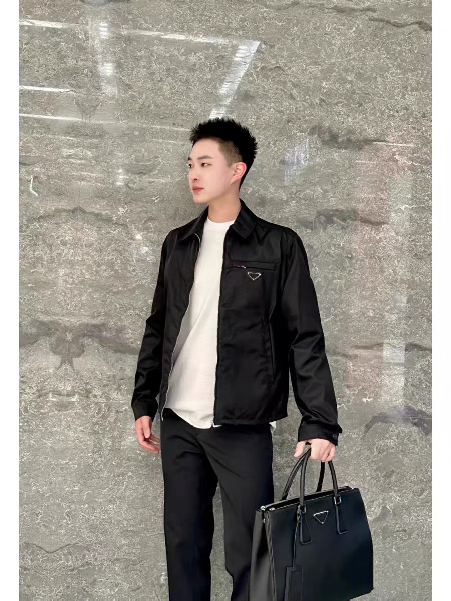  Pra三角标logo长袖夹克衫外套
开发面料为定制高密再生尼龙 定制的 五金独家定制质感拉满 P家的这