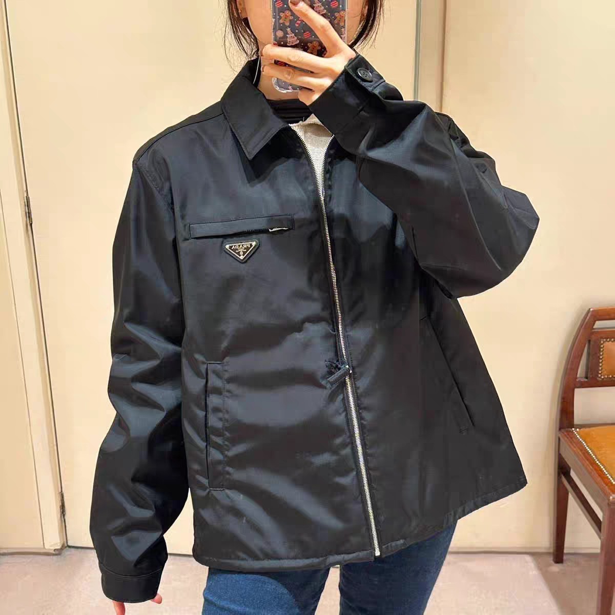  Pra三角标logo长袖夹克衫外套
开发面料为定制高密再生尼龙 定制的 五金独家定制质感拉满 P家的这