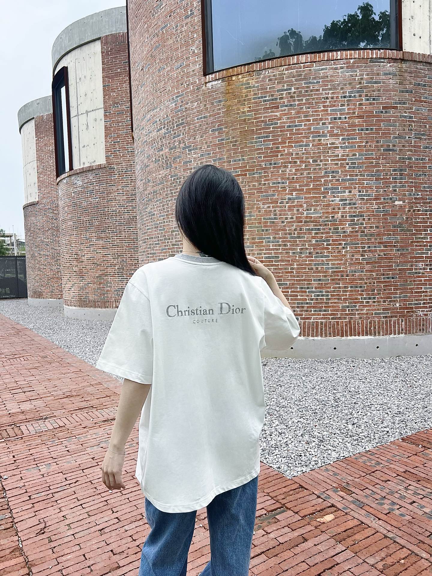  CD领口接拼字母标识情侣款短袖T恤
 这款Christian Di**短袖，将简约与奢华精妙融合。经典