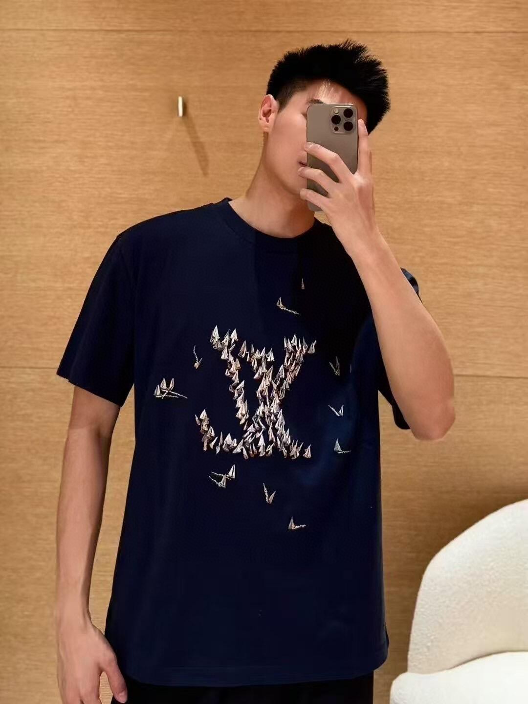  王鹤棣！王嘉尔同款。1V25新品 海洋帆船 海军蓝短袖T恤。这款海军蓝浅色棉质 T恤
刺绣LOGO有 