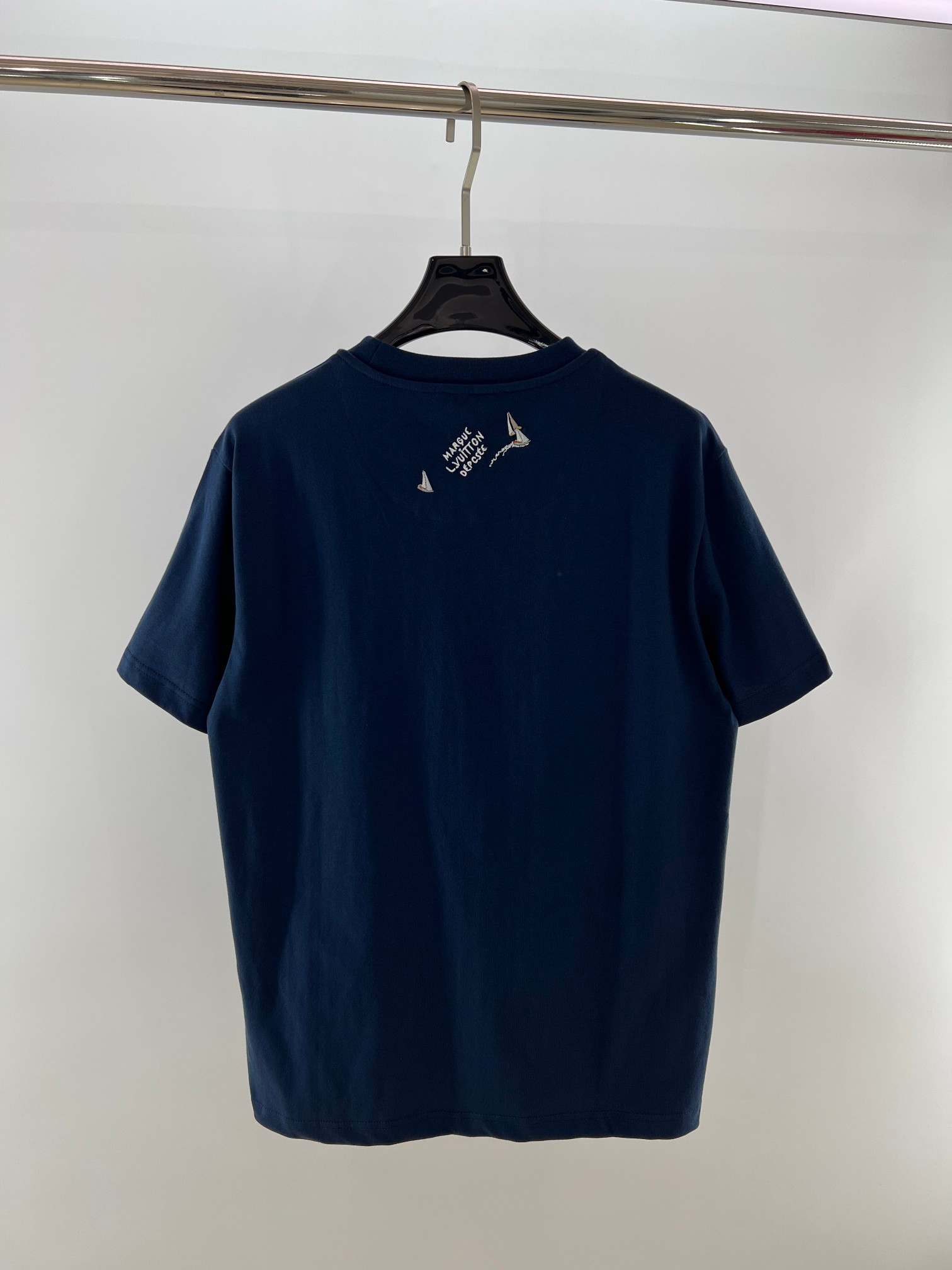  王鹤棣！王嘉尔同款。1V25新品 海洋帆船 海军蓝短袖T恤。这款海军蓝浅色棉质 T恤
刺绣LOGO有 