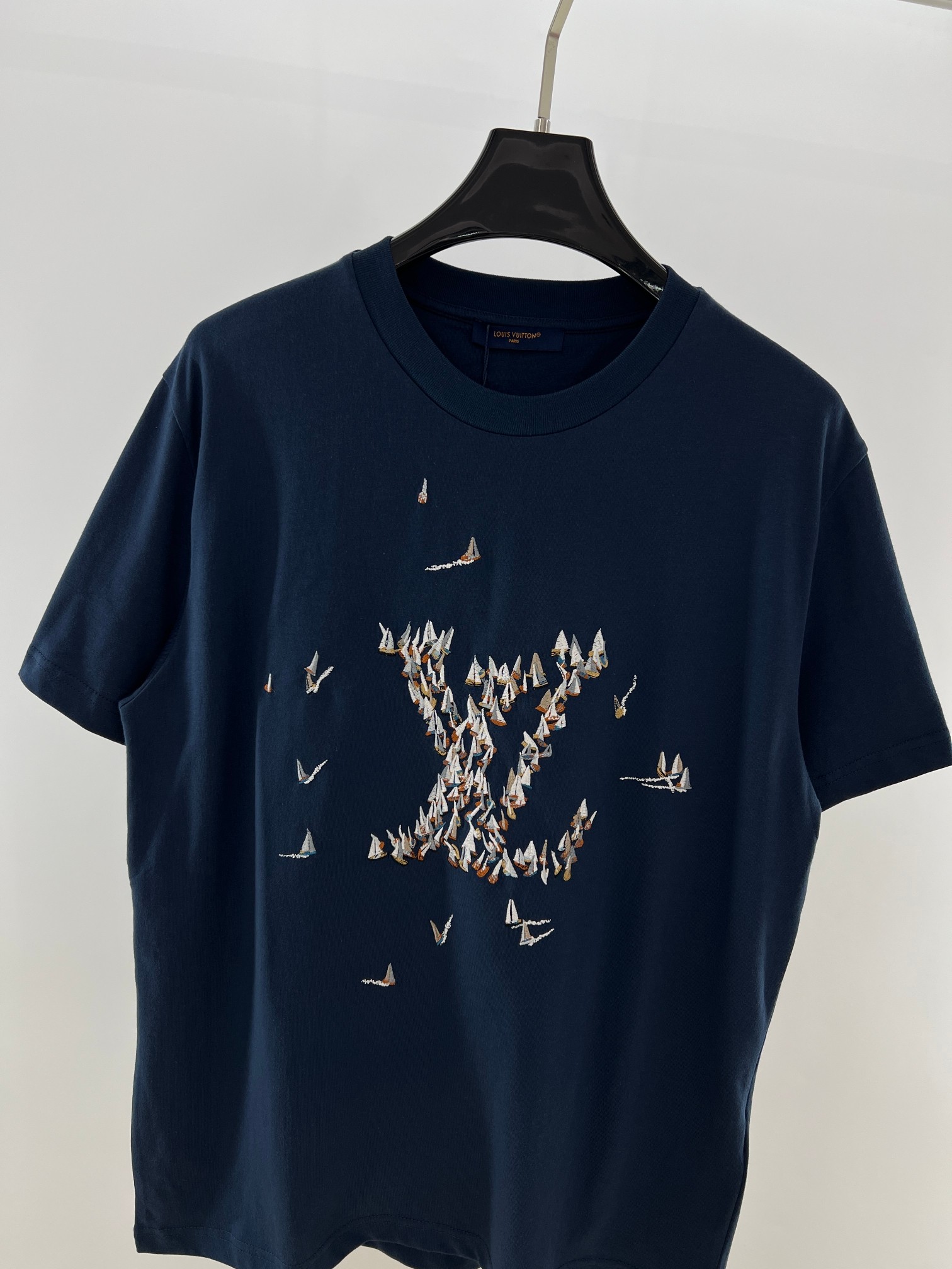  王鹤棣！王嘉尔同款。1V25新品 海洋帆船 海军蓝短袖T恤。这款海军蓝浅色棉质 T恤
刺绣LOGO有 