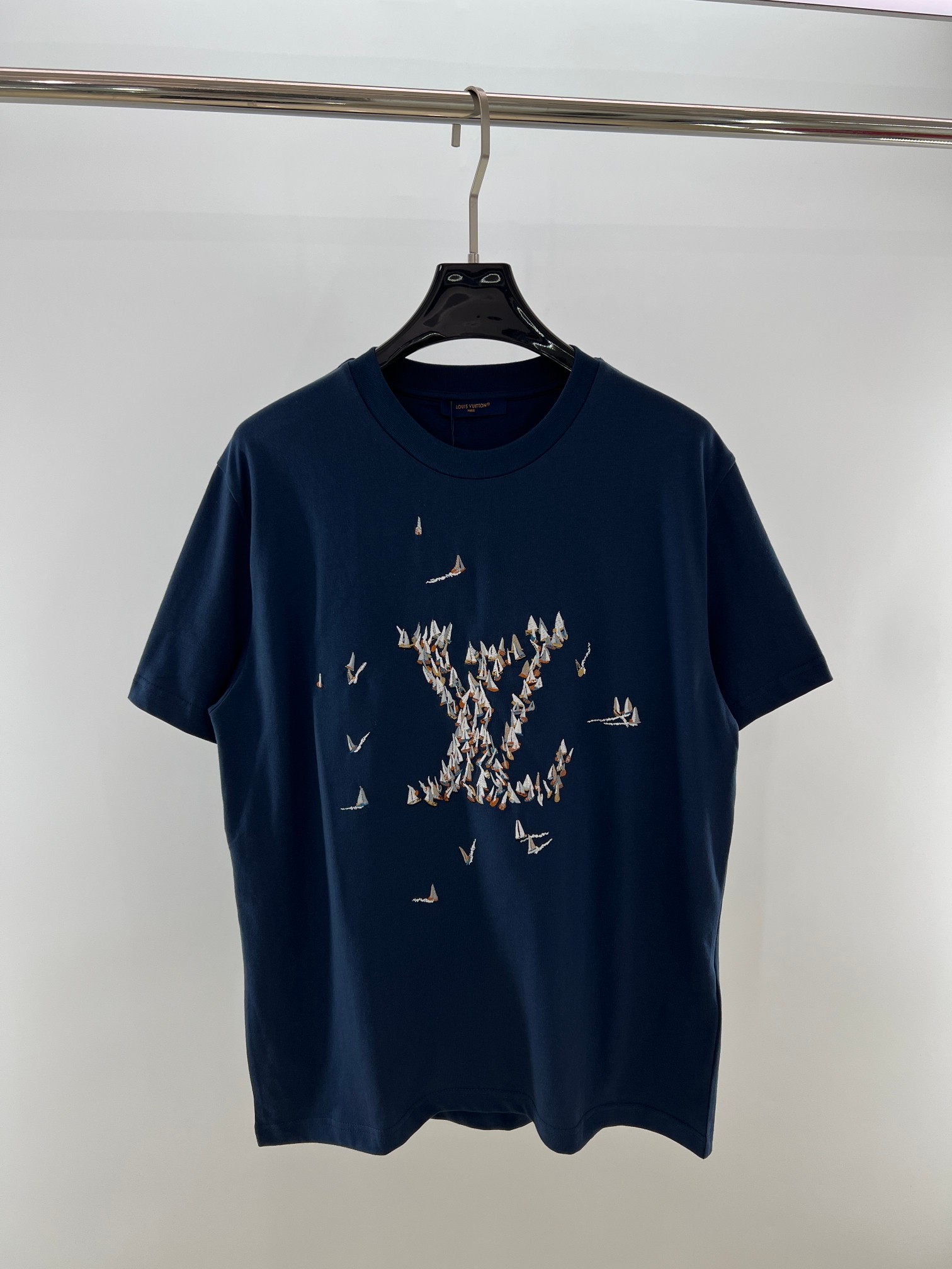  王鹤棣！王嘉尔同款。1V25新品 海洋帆船 海军蓝短袖T恤。这款海军蓝浅色棉质 T恤
刺绣LOGO有 