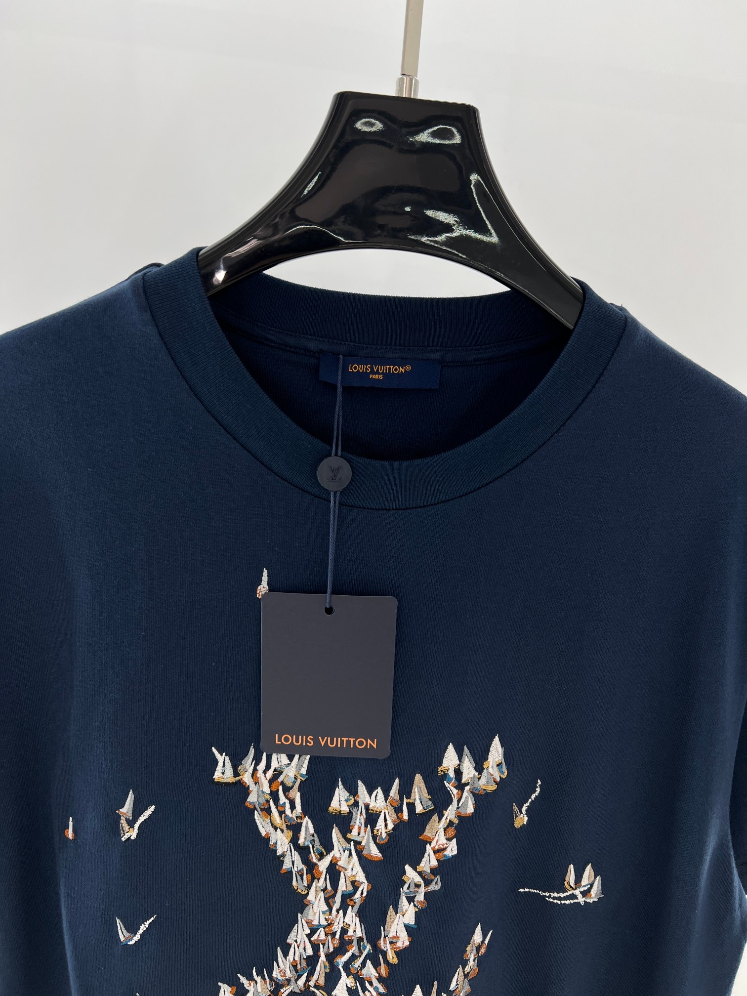  王鹤棣！王嘉尔同款。1V25新品 海洋帆船 海军蓝短袖T恤。这款海军蓝浅色棉质 T恤
刺绣LOGO有 