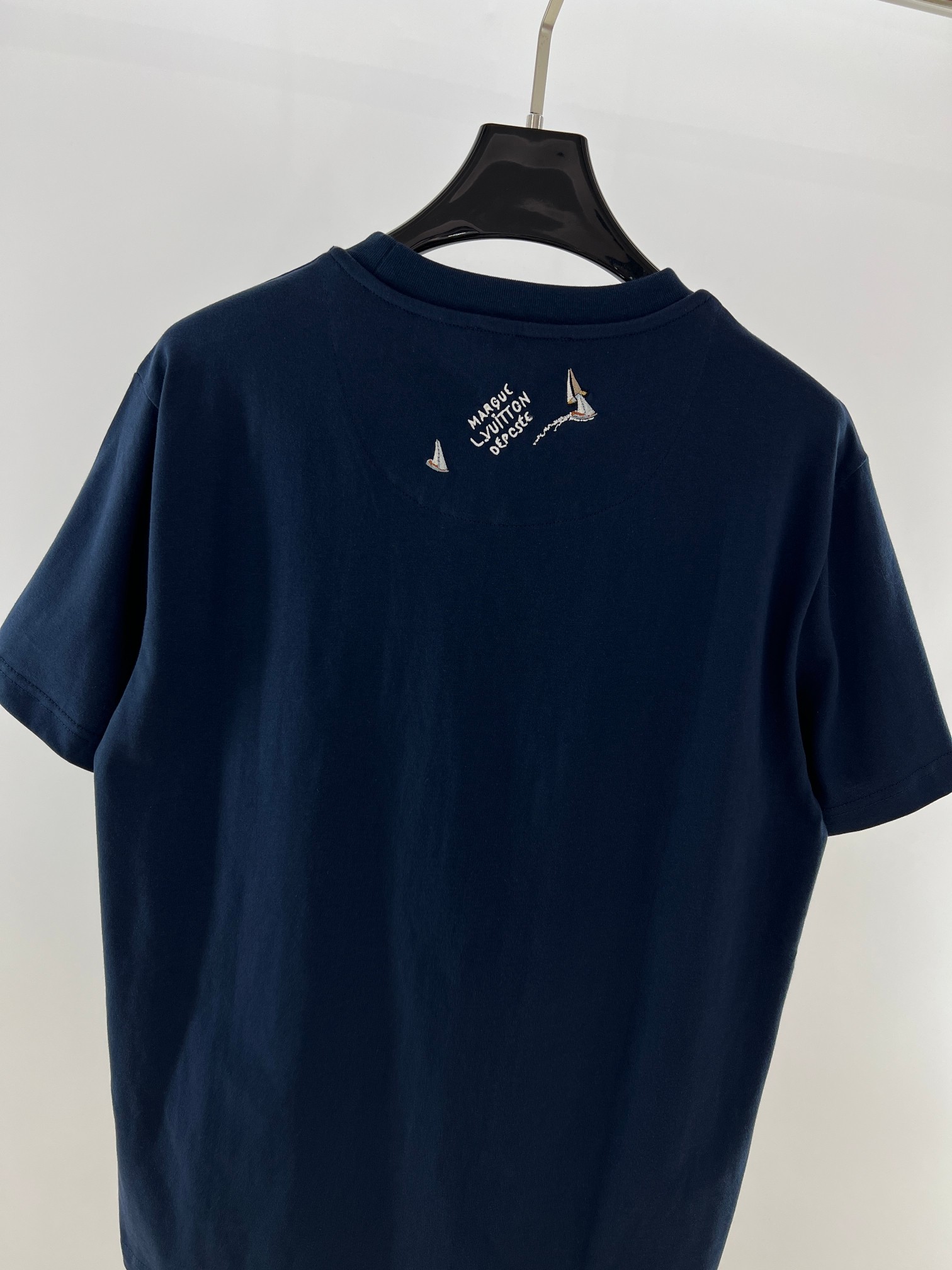  王鹤棣！王嘉尔同款。1V25新品 海洋帆船 海军蓝短袖T恤。这款海军蓝浅色棉质 T恤
刺绣LOGO有 