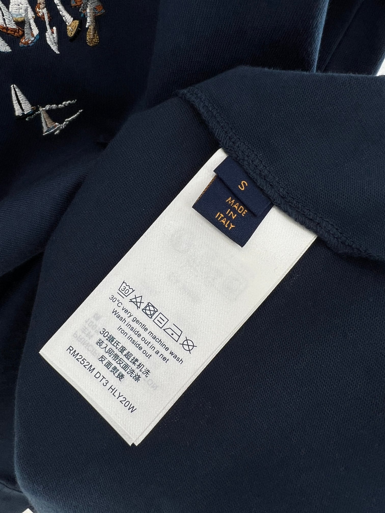  王鹤棣！王嘉尔同款。1V25新品 海洋帆船 海军蓝短袖T恤。这款海军蓝浅色棉质 T恤
刺绣LOGO有 