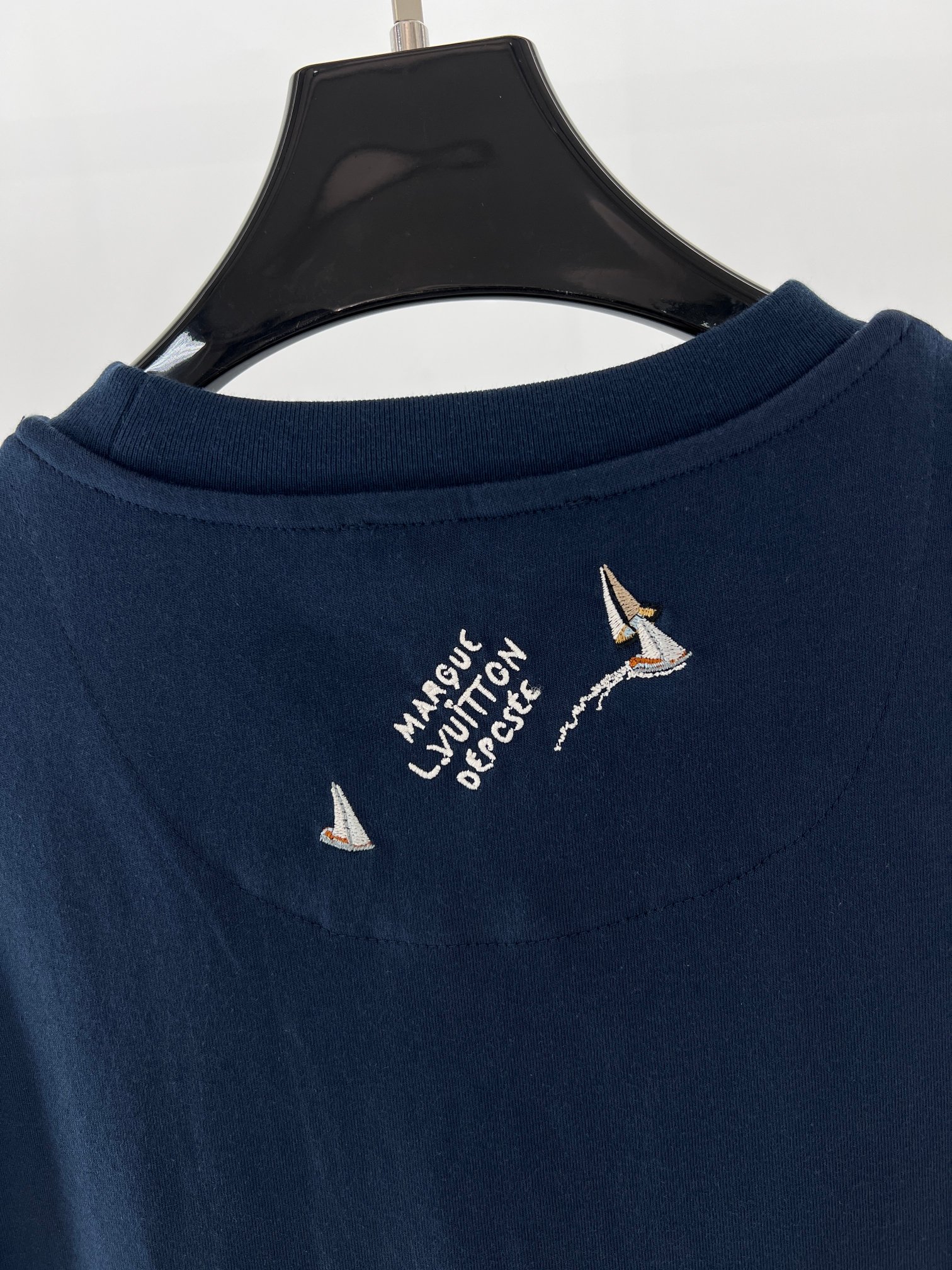  王鹤棣！王嘉尔同款。1V25新品 海洋帆船 海军蓝短袖T恤。这款海军蓝浅色棉质 T恤
刺绣LOGO有 