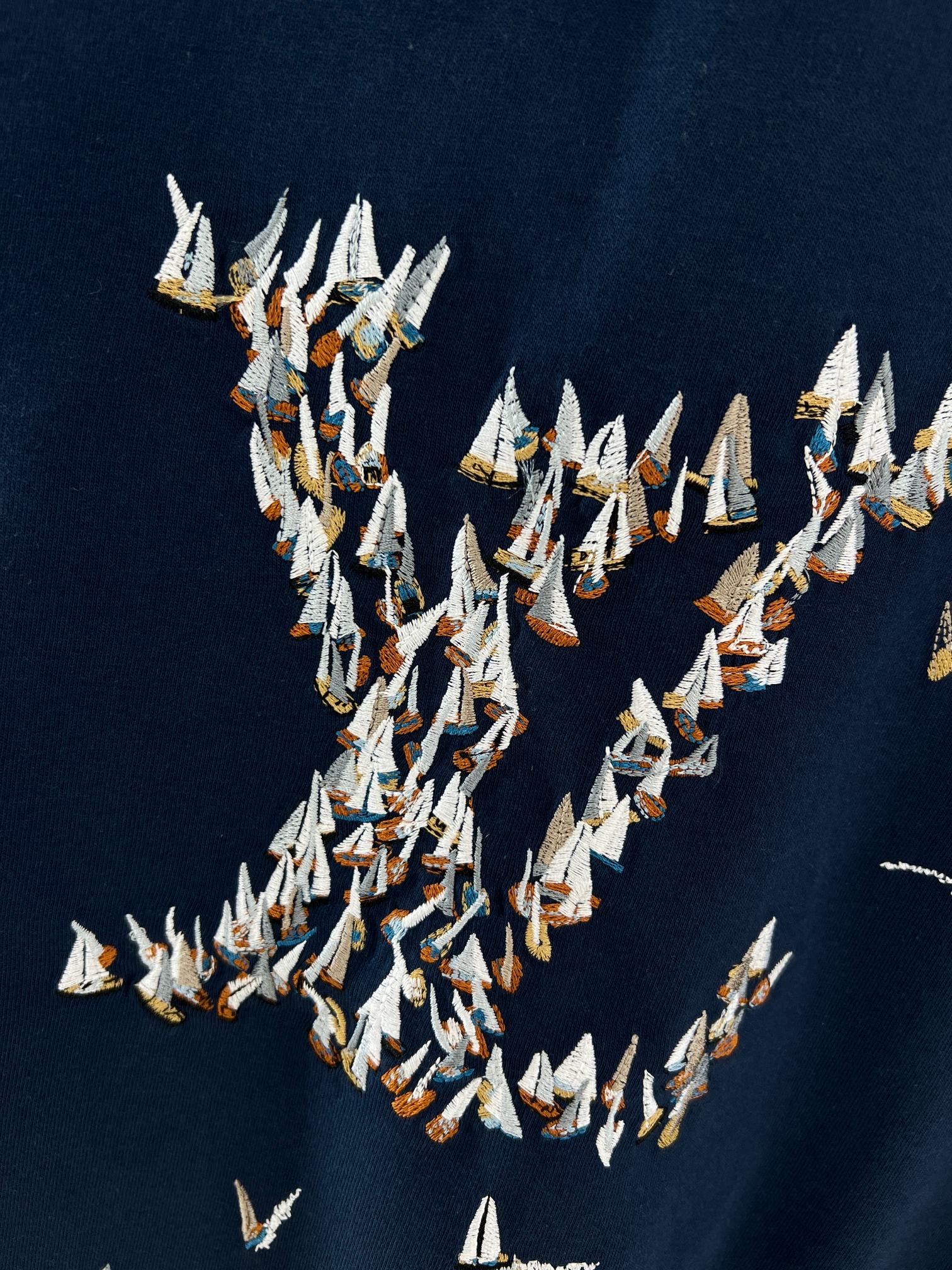  王鹤棣！王嘉尔同款。1V25新品 海洋帆船 海军蓝短袖T恤。这款海军蓝浅色棉质 T恤
刺绣LOGO有 