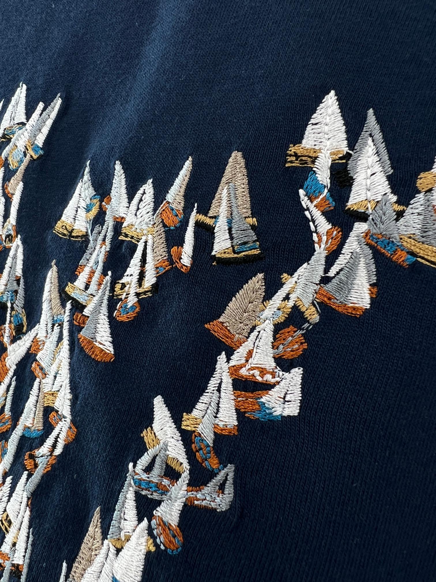  王鹤棣！王嘉尔同款。1V25新品 海洋帆船 海军蓝短袖T恤。这款海军蓝浅色棉质 T恤
刺绣LOGO有 