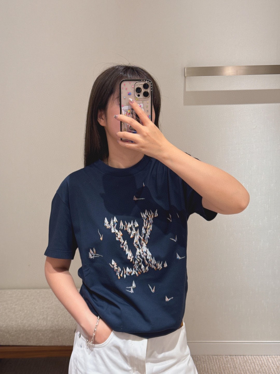 NO:162648,Wang Hedi!  The same style as Wang Jiaer. 1V25 new product, Marine Sailing Navy Blue Short-sleeved T-shirt. This navy blue light cotton T-shirt has a V-relative pattern. It is inspired by the bustling port on the series of transatlantic cruises. The carefully embroidered sailboats on the chest gather into a huge pattern. The back is decorated with an embroidered signature, which is very versatile!  Dark blue color Size XS-L Exclusive, T-shirt,tees, t-shirt,alexander wang19860909王鹤棣！王嘉尔同款.1V25新品 海洋帆船 海军蓝短袖T恤.这款海军蓝浅色棉质 T恤 刺绣LOGO有 V 帆船赛图案 灵感来自该系列跨大西洋邮轮上的繁华港口 胸前精心刺绣的帆船汇聚成一个巨大的 图案 背面则饰有刺绣的签名,非常百搭！ 颜色深蓝色 尺码XS-L 独家专供,,T-shirt,tees，t-shirt,alexander wang,Men's clothing