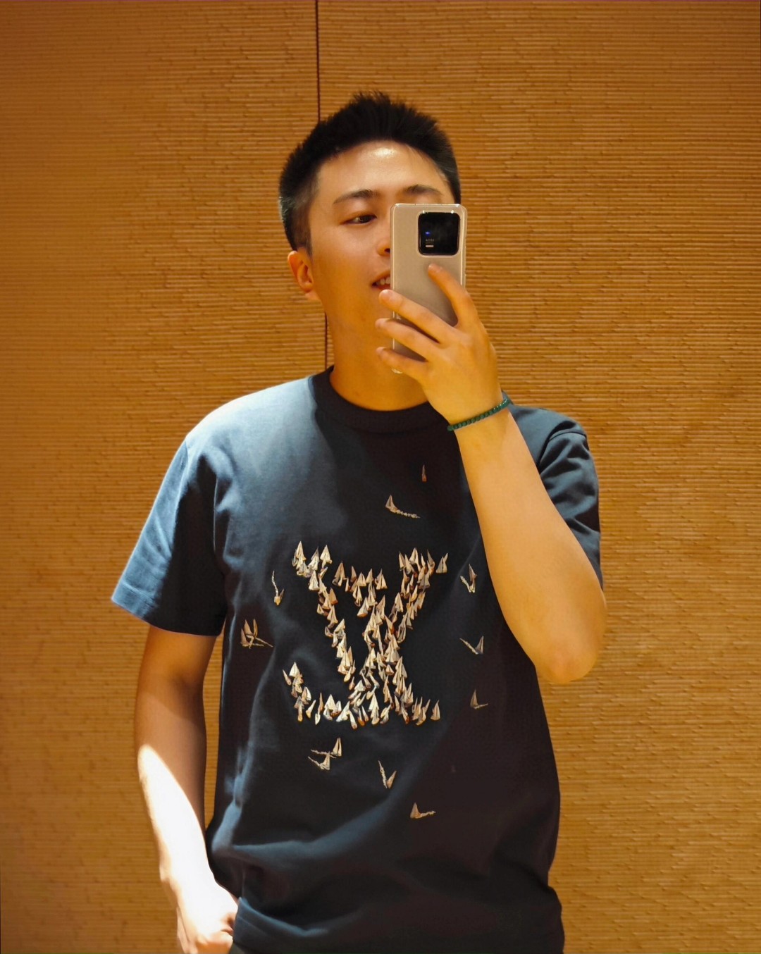  王鹤棣！王嘉尔同款。1V25新品 海洋帆船 海军蓝短袖T恤。这款海军蓝浅色棉质 T恤
刺绣LOGO有 