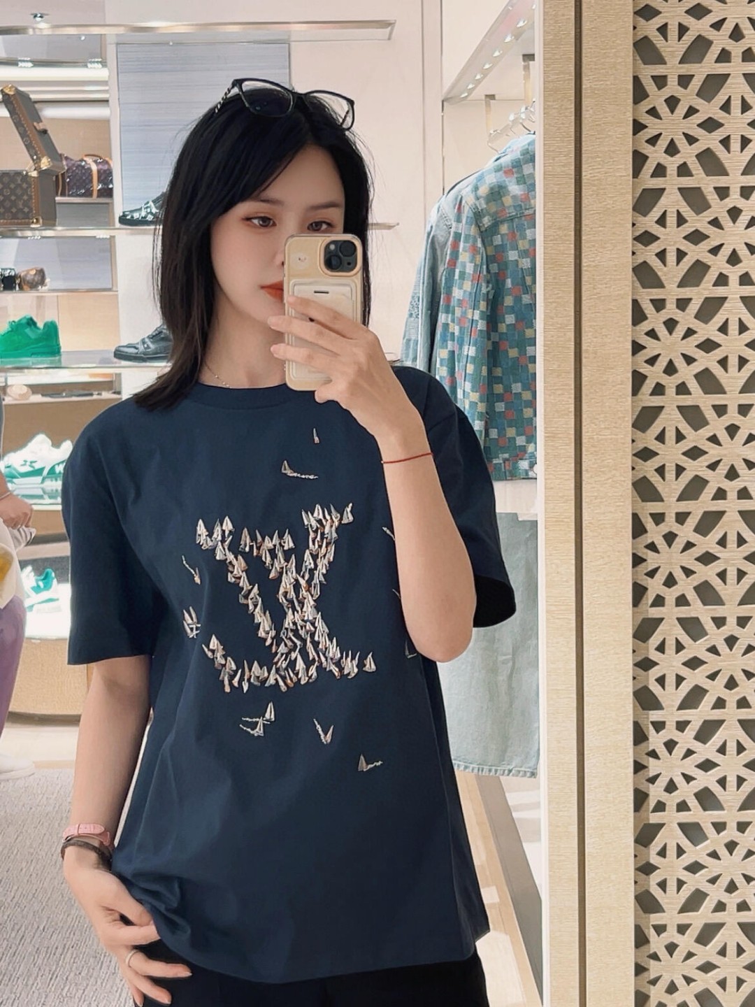  王鹤棣！王嘉尔同款。1V25新品 海洋帆船 海军蓝短袖T恤。这款海军蓝浅色棉质 T恤
刺绣LOGO有 