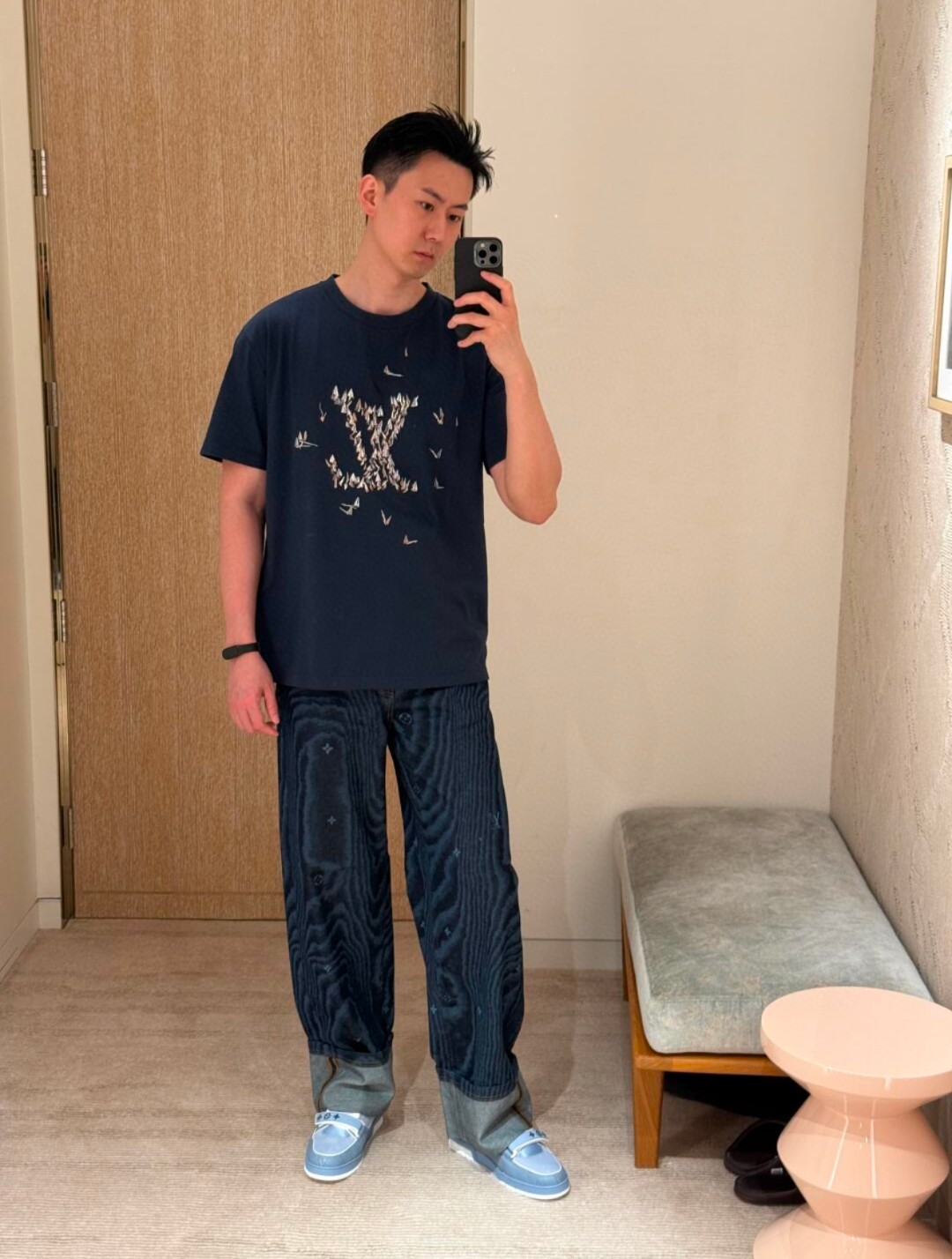  王鹤棣！王嘉尔同款。1V25新品 海洋帆船 海军蓝短袖T恤。这款海军蓝浅色棉质 T恤
刺绣LOGO有 