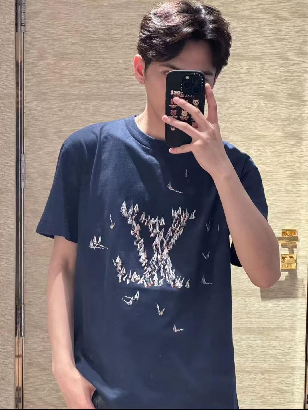  王鹤棣！王嘉尔同款。1V25新品 海洋帆船 海军蓝短袖T恤。这款海军蓝浅色棉质 T恤
刺绣LOGO有 