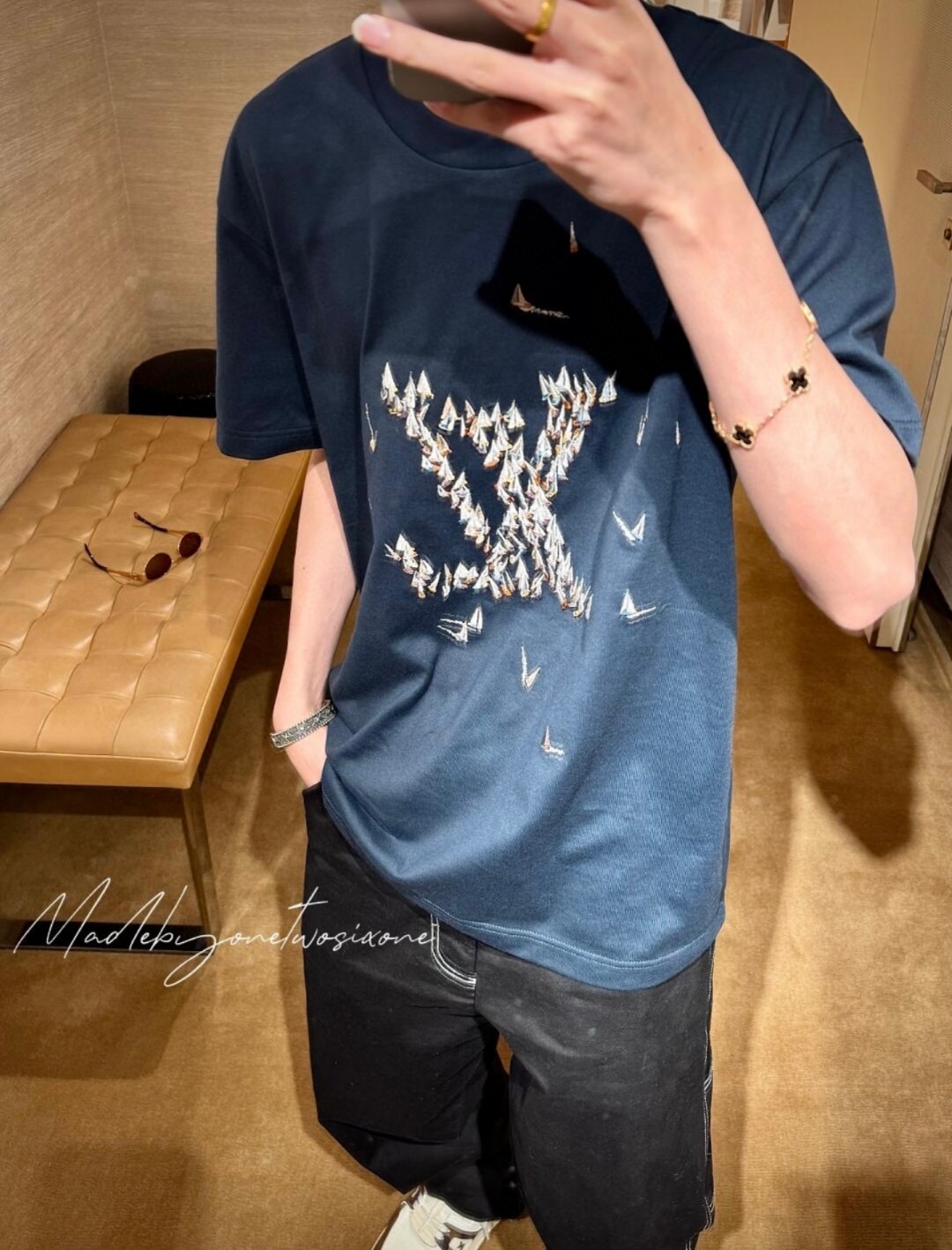  王鹤棣！王嘉尔同款。1V25新品 海洋帆船 海军蓝短袖T恤。这款海军蓝浅色棉质 T恤
刺绣LOGO有 