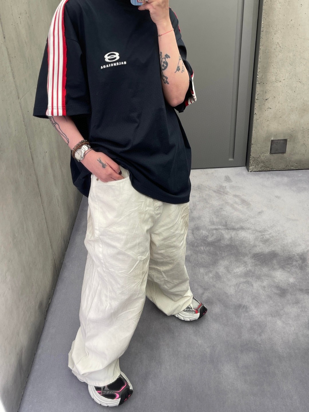 NO:506069,BLCG shoulder bar round neck short-sleeved T-shirt Retro jersey fabric Soft, breathable and elastic, suitable for close-fitting, can create a simple and smooth outline. Through old texture and fading, combined with classic tailoring, the retro feel is reflected in the details of the loose silhouette. The shoulder splicing strips are embroidered with artwork on the front, which increases its aesthetics and decorativeness. The turtle neck is oversize loose fitting, without restricting body shape, and can be worn by men and women. Color white and gray black Size XS-L,,versace,T-shirt,tees,t-shirt,alexander wang19860909BLCG肩杠条圆领短袖T恤 复古平纹针织面料 质地柔软、透气且有一定弹性,适合贴身穿着,能塑造简约流畅的轮廓.通过做旧纹理、褪色处理,结合经典剪裁体现复古感宽松廓形设计细节. 肩头拼接间条 正面饰以艺术品绣花,增加其美观性和装饰性. 高领oversize宽松版型,不限制身型,男女可穿 颜色白灰色 黑色 尺码XS-L,,versace,T-shirt,tees，t-shirt,alexander wang,Men's clothing