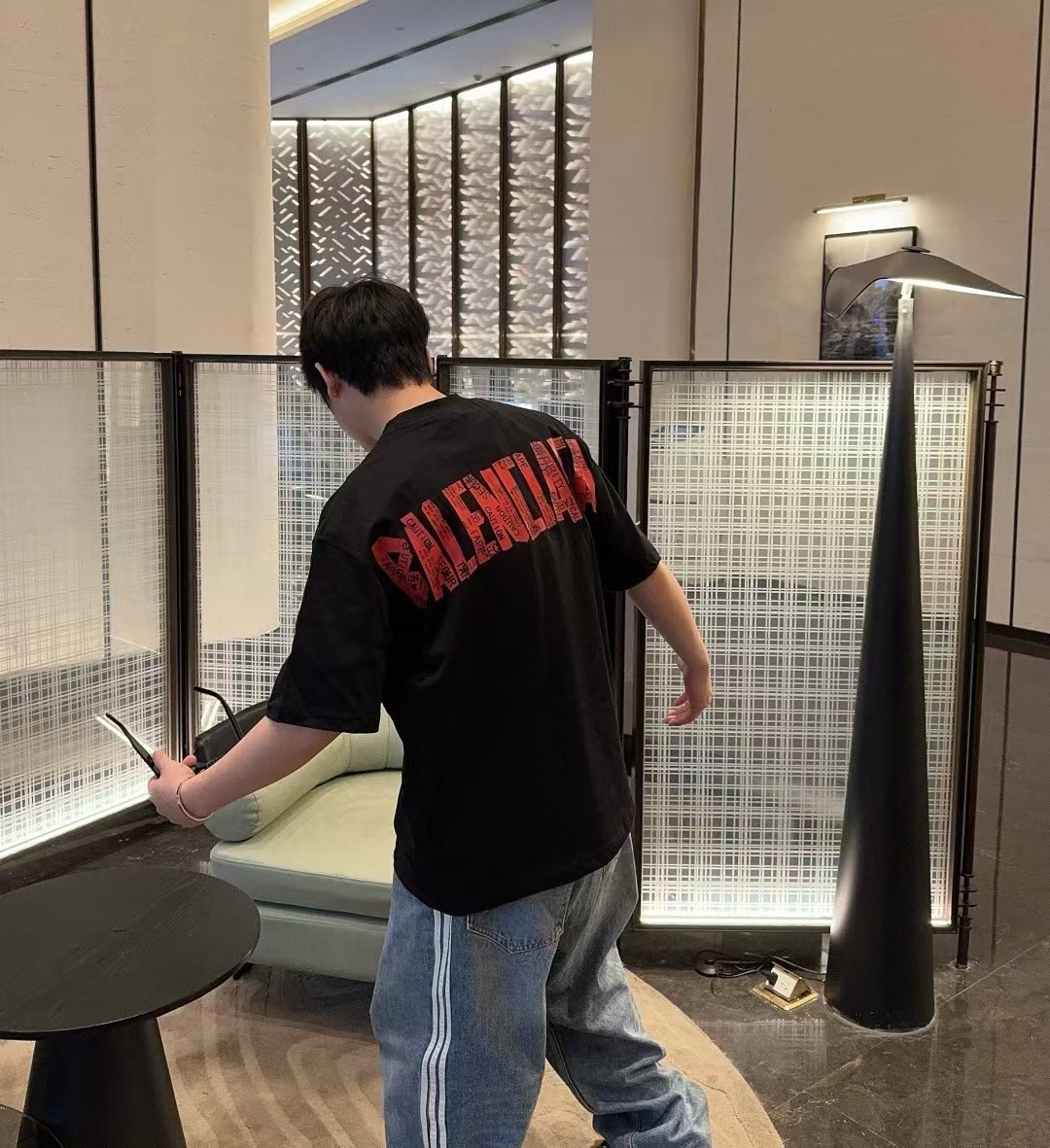 NO:461818,BLCG back tape short-sleeved T-shirt adopts 16 combed silhouettes, 16 thickened single-sided cloths on the board, scattered black gray on the board, dust-free wool-fried plush technology, and no plush after washing. The weight is 260 grams after washing. The printing process adopts imported matte rubber cover, refined flower shape, and an oval eight-color direct injection machine, scrape the secondary base slurry at the bottom and spray the color cover glue. The washing process uses fermentation and washing sand to make the board wear and ensure no shrinkage. Color black Size XS-L Exclusive, T-shirt,tees, t-shirt,alexander wang19860909BLCG后背胶带短袖T恤 采用16支精梳赛络纺纱,对板定织16支加厚单面布,对板定染黑灰色,无尘烧毛加食毛工艺,洗后无毛绒.洗后克重260克.印花工艺采用进口哑光胶盖面,精修花型,运用椭圆八色直喷机,底部刮二次底浆再喷色盖胶,洗水工艺采用做酵洗加沙磨,对板磨破,保证无缩率 颜色黑色 尺码XS-L 独家专供,,T-shirt,tees，t-shirt,alexander wang,Men's clothing