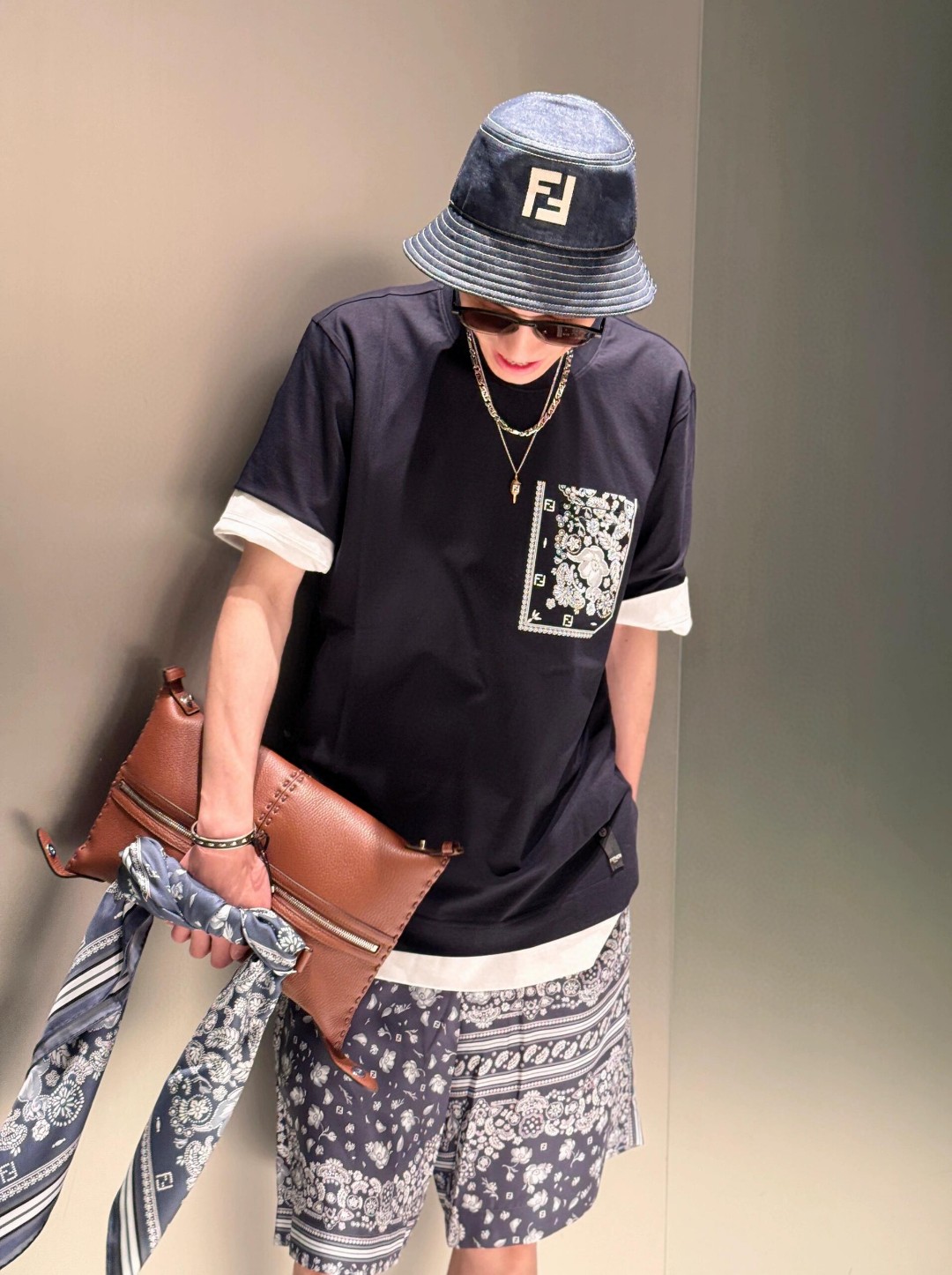 NO:506073,FD wax flower pocket round neck short-sleeved T-shirt, special-spoke tight cotton pure cotton fabric, soft, delicate and silky-like feel. Three-dimensional thick plate glue printing, bright colors, clear patterns, and good wear, water and corrosion resistance. Simple vertical round neck short-sleeved style, same style for men and women, color apricot color navy blue Size XS-L,,T-shirt,tees,t-shirt,alexander wang19860909FD蜡花口袋圆领短袖T恤 特纺紧密棉质纯棉面料,手感柔软、细腻、有丝绸般的感觉. 立体厚板胶浆印花,颜色鲜艳、图案清晰,且具有良好的耐磨、耐水和耐腐蚀性能. 简约垂直圆领短袖版型,男女同款 颜色杏色 藏蓝色 尺码XS-L,,T-shirt,tees，t-shirt,alexander wang,Men's clothing