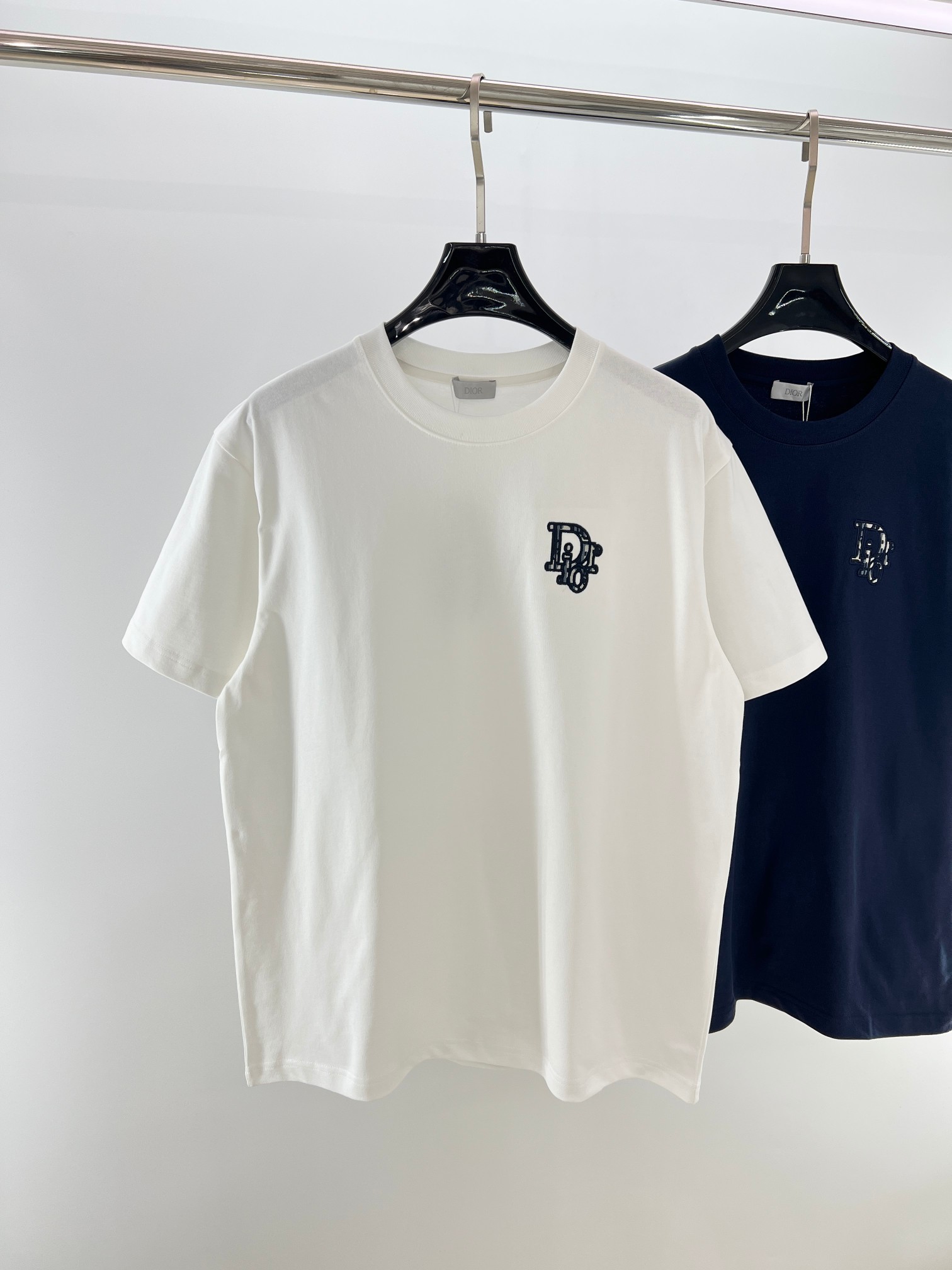 CD老花小标~夏季新款纯棉短袖T恤 高阶松弛感穿搭首选，经典老花小标刺绣，精致不张扬，低调彰显品味。高克