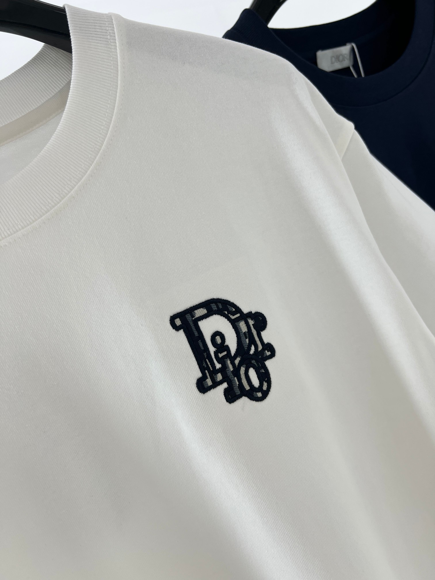 CD老花小标~夏季新款纯棉短袖T恤 高阶松弛感穿搭首选，经典老花小标刺绣，精致不张扬，低调彰显品味。高克