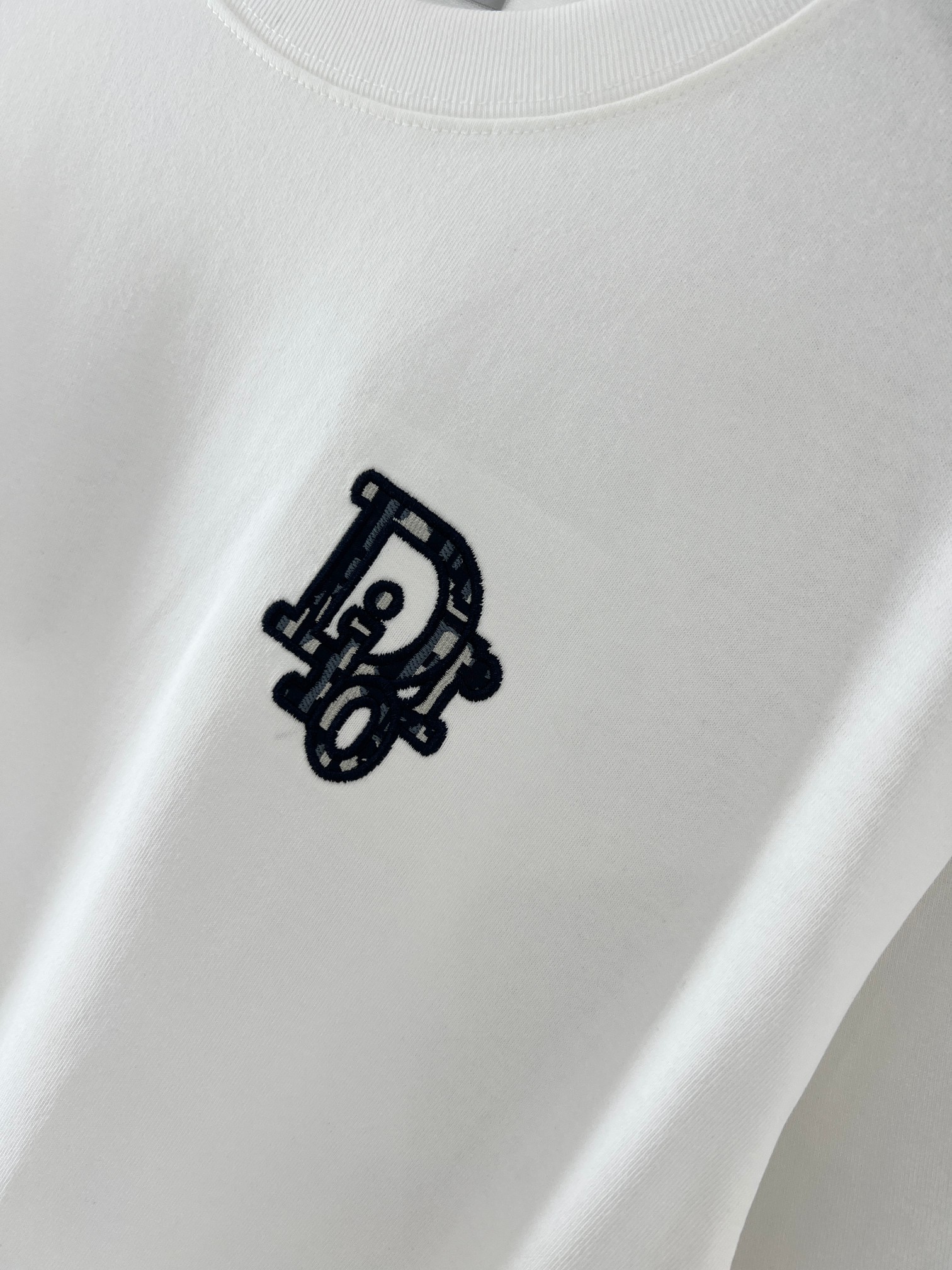 CD老花小标~夏季新款纯棉短袖T恤 高阶松弛感穿搭首选，经典老花小标刺绣，精致不张扬，低调彰显品味。高克