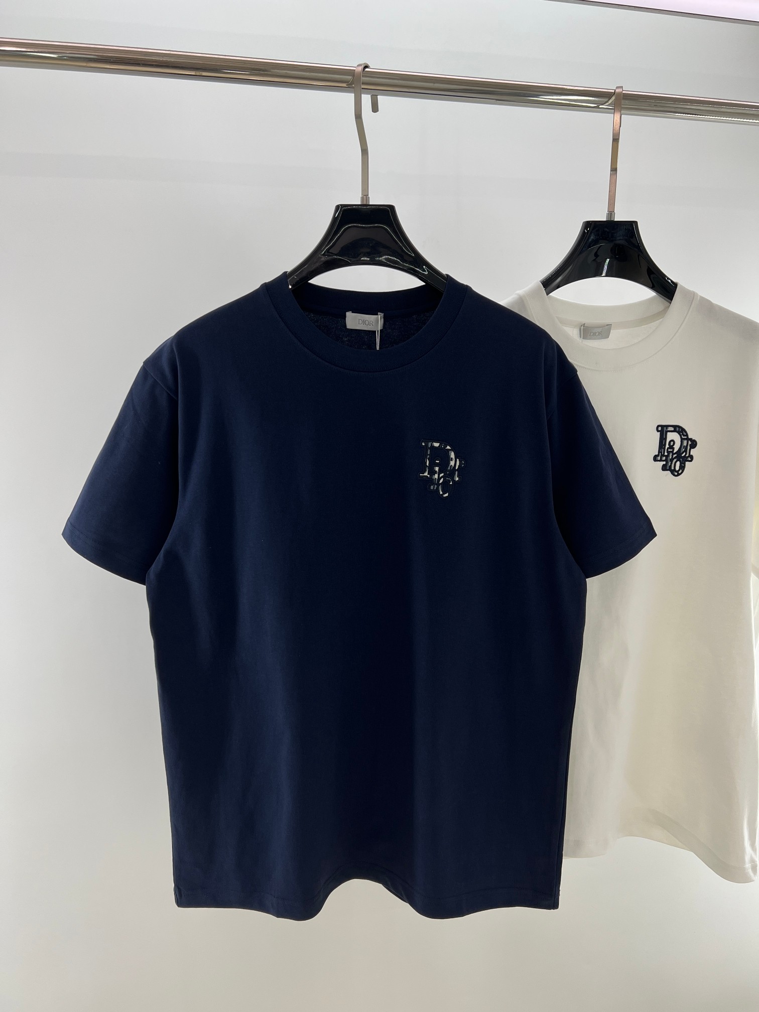 CD老花小标~夏季新款纯棉短袖T恤 高阶松弛感穿搭首选，经典老花小标刺绣，精致不张扬，低调彰显品味。高克