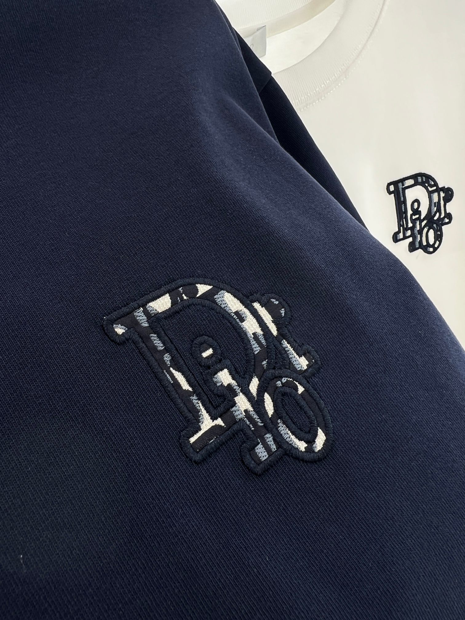 CD老花小标~夏季新款纯棉短袖T恤 高阶松弛感穿搭首选，经典老花小标刺绣，精致不张扬，低调彰显品味。高克