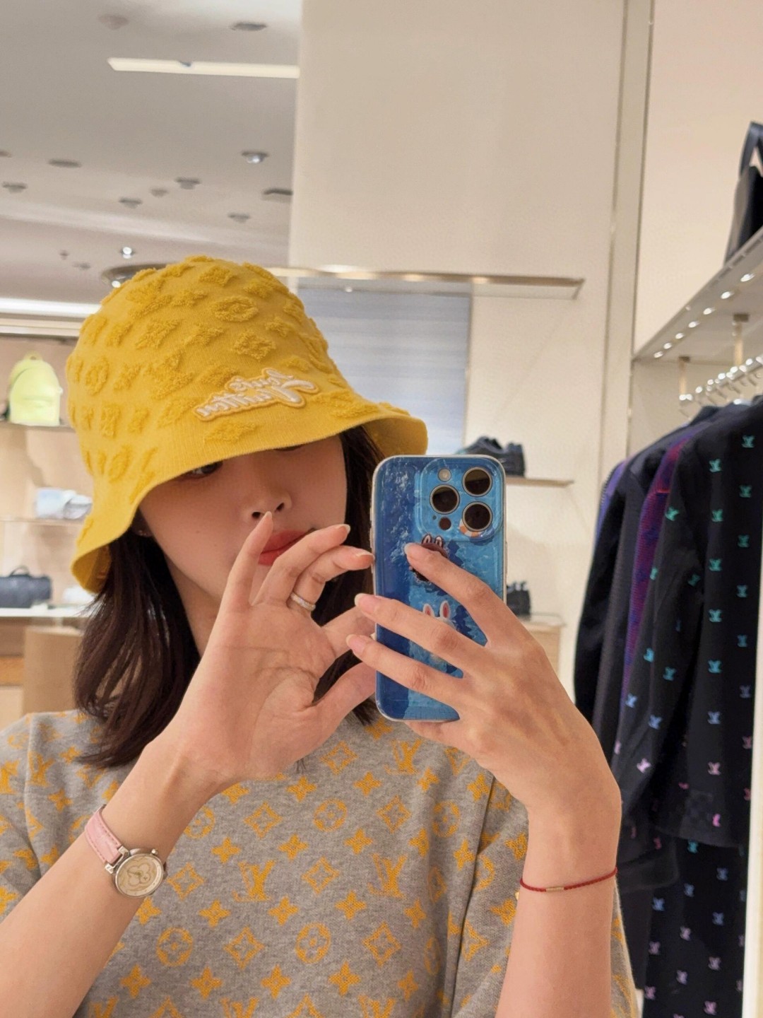 NO:479313,1V full-print logo yellow pattern series!  Couple knitted short-sleeved summer yellow is online~ full logo jacquard short-sleeved!  If you want to wear it in a classy summer, you can choose it. The classic LV logo is printed with a gray background and yellow pattern. The color scheme is refreshing and eye-catching. It looks good when you wear jeans and shorts every day. You can wear it with a fashionable look without any effort. Whether it is shopping, dating or having a party with friends, you can wear it with great help. The neckline and knitted texture are all very exquisitely made. The logo is printed neatly and clearly. It is the 'texture spokesperson' for walking. If you spend this money, you will buy L*. This is a specialty~ 68 cotton + 32 mulberry silk. The sense of solidity of cotton and the smoothness of silk are combined. It is cool and quick to wear close to the body, and it is not soft and sweaty. The knitted texture is also very strong and will not be soft and slim~ Color gray Size XS-L Exclusive, louis  vuitton, shorts, jeans, T-shirt, alexander wang198609091V满印logo黄色花纹系列！情侣款针织短袖 夏日黄上线~满logo提花短袖！夏天想穿得有档次,选它准没错～满印经典 LV Logo ,灰色底色配黄色图案,配色清爽又吸睛,日常随便搭牛仔裤、短裤都好看,出门不费劲就能穿出时髦感,不管是逛街、约会还是和朋友聚会,穿它都很拿得出手～领口、针织纹理这些小地方都做得很精致,logo 印得工整清晰,穿上就是行走的“质感代言人”,花这份钱,买的就是 L* 这份讲究～ 68棉 + 32桑蚕丝 ,棉的踏实感和蚕丝的柔滑结合,贴身穿凉凉快快,不闷汗,针织质地也很有筋骨,不会软塌塌没型～ 颜色灰色 尺码XS-L 独家专供,,louis vuitton,shorts,jeans,T-shirt,alexander wang,Men's clothing