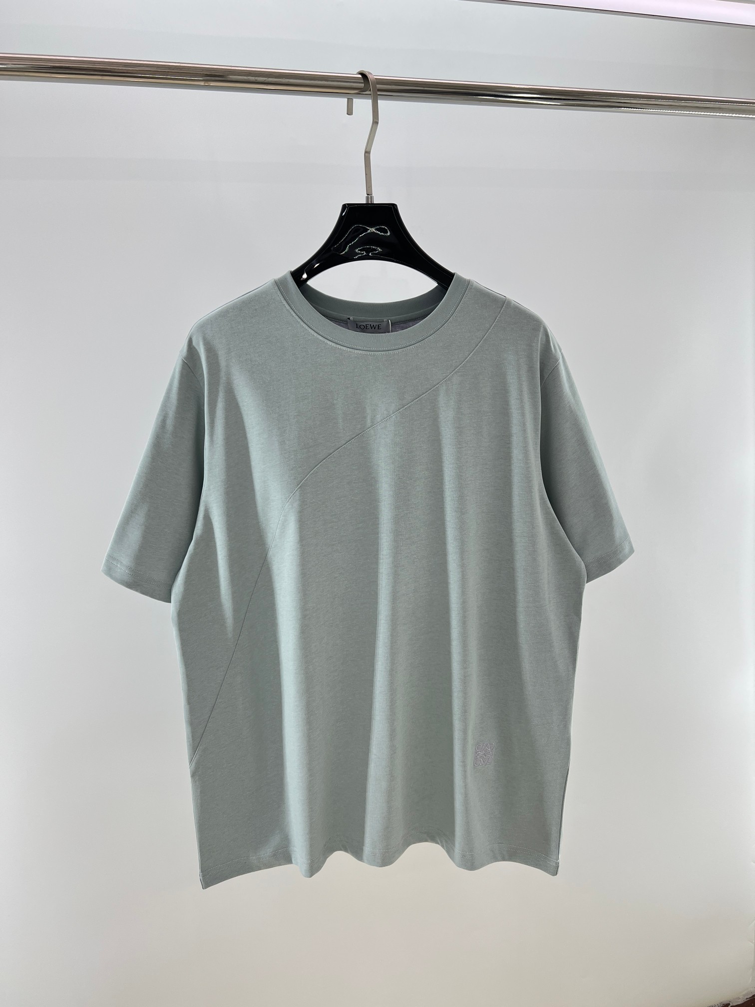 LW拼色刺绣 T 恤 | 把高级感穿在身上 浅蓝主调清新柔和，暗藏的拼色设计（领口、袖口等细节处），不动