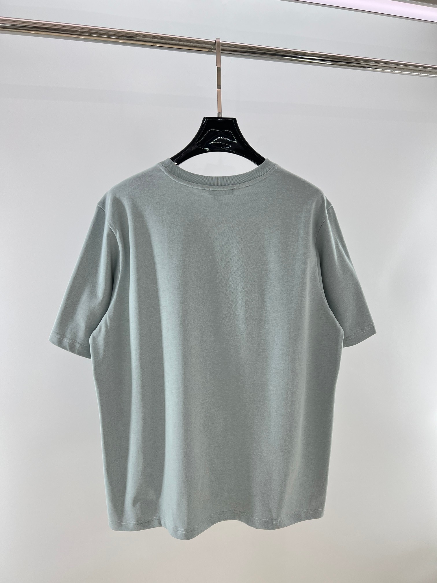 LW拼色刺绣 T 恤 | 把高级感穿在身上 浅蓝主调清新柔和，暗藏的拼色设计（领口、袖口等细节处），不动